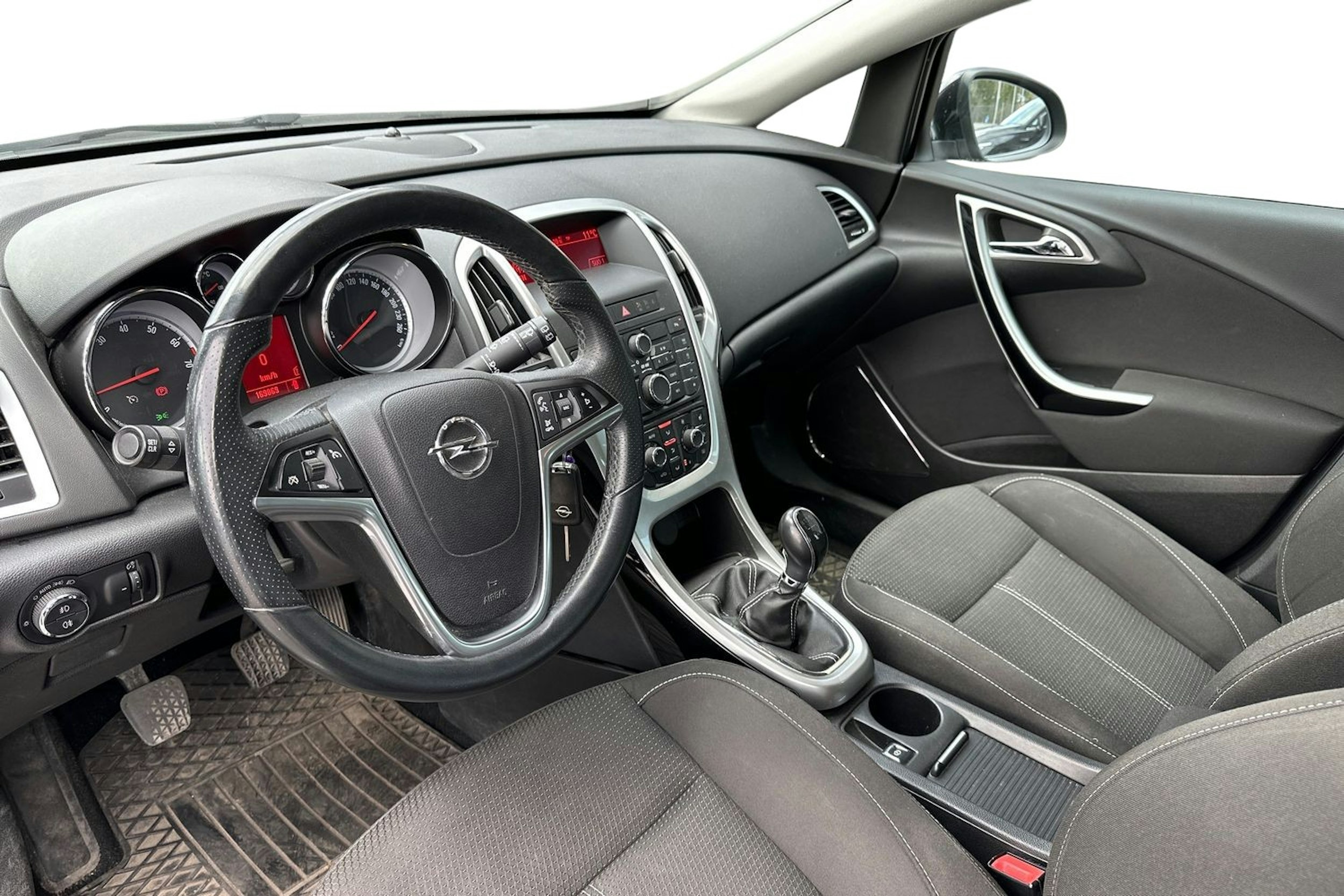 met. musta Opel Astra 2011 kuva 3.