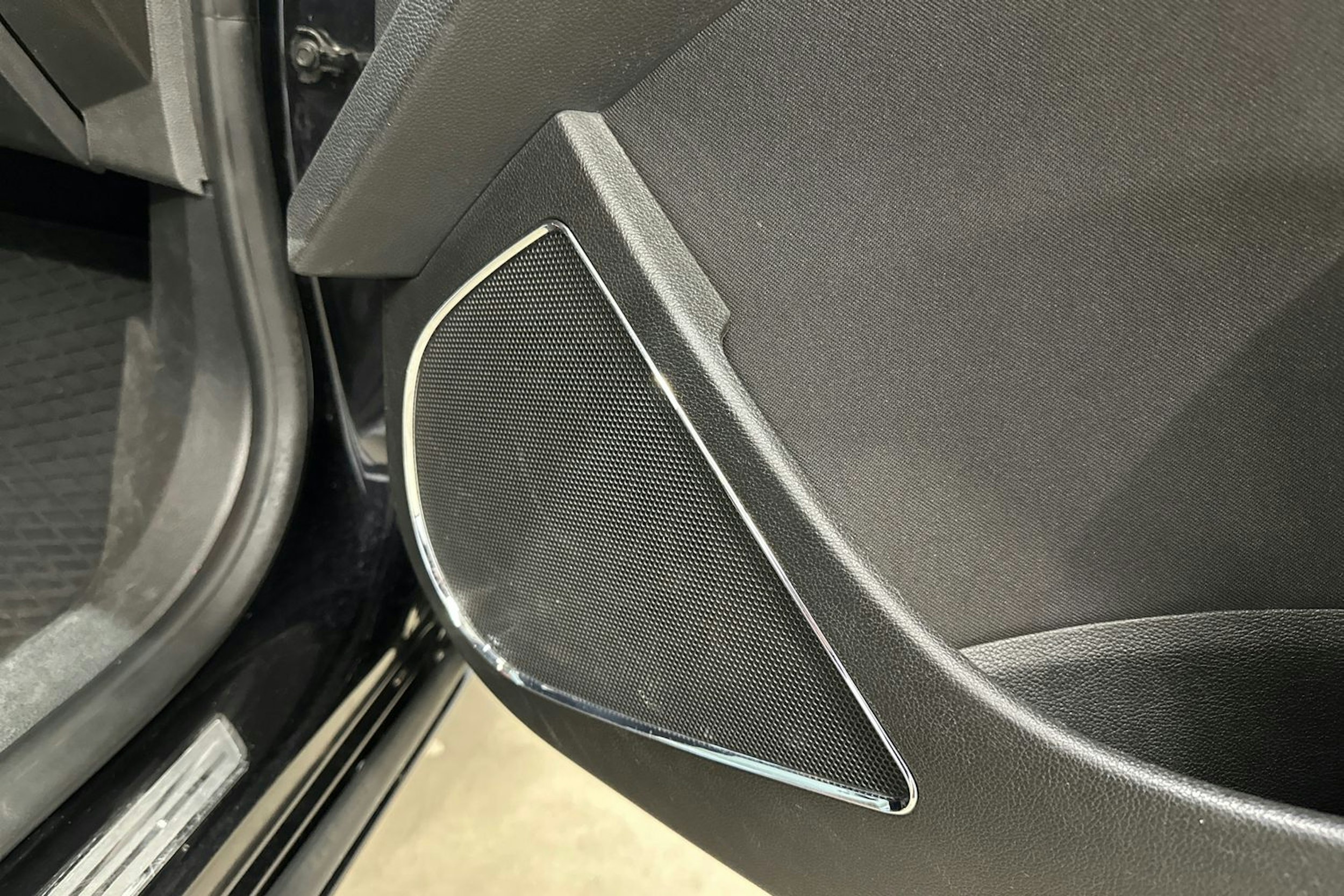 met. musta Opel Astra 2011 kuva 20.