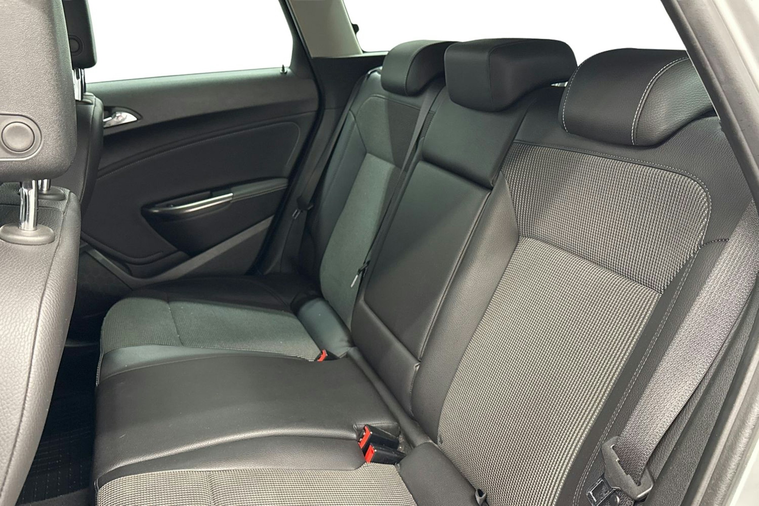 hopea Opel Astra 2011 kuva 8.