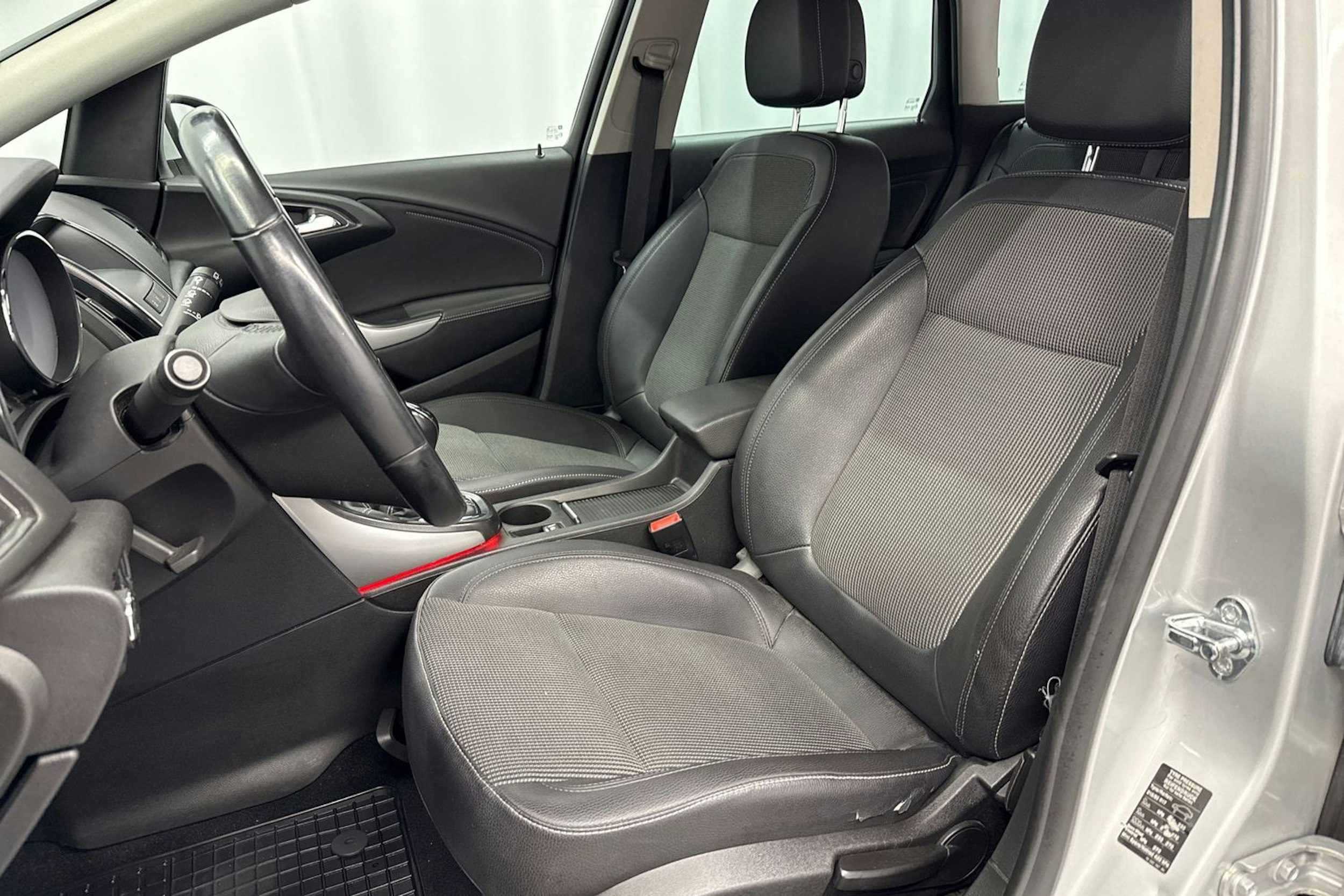 hopea Opel Astra 2011 kuva 13.
