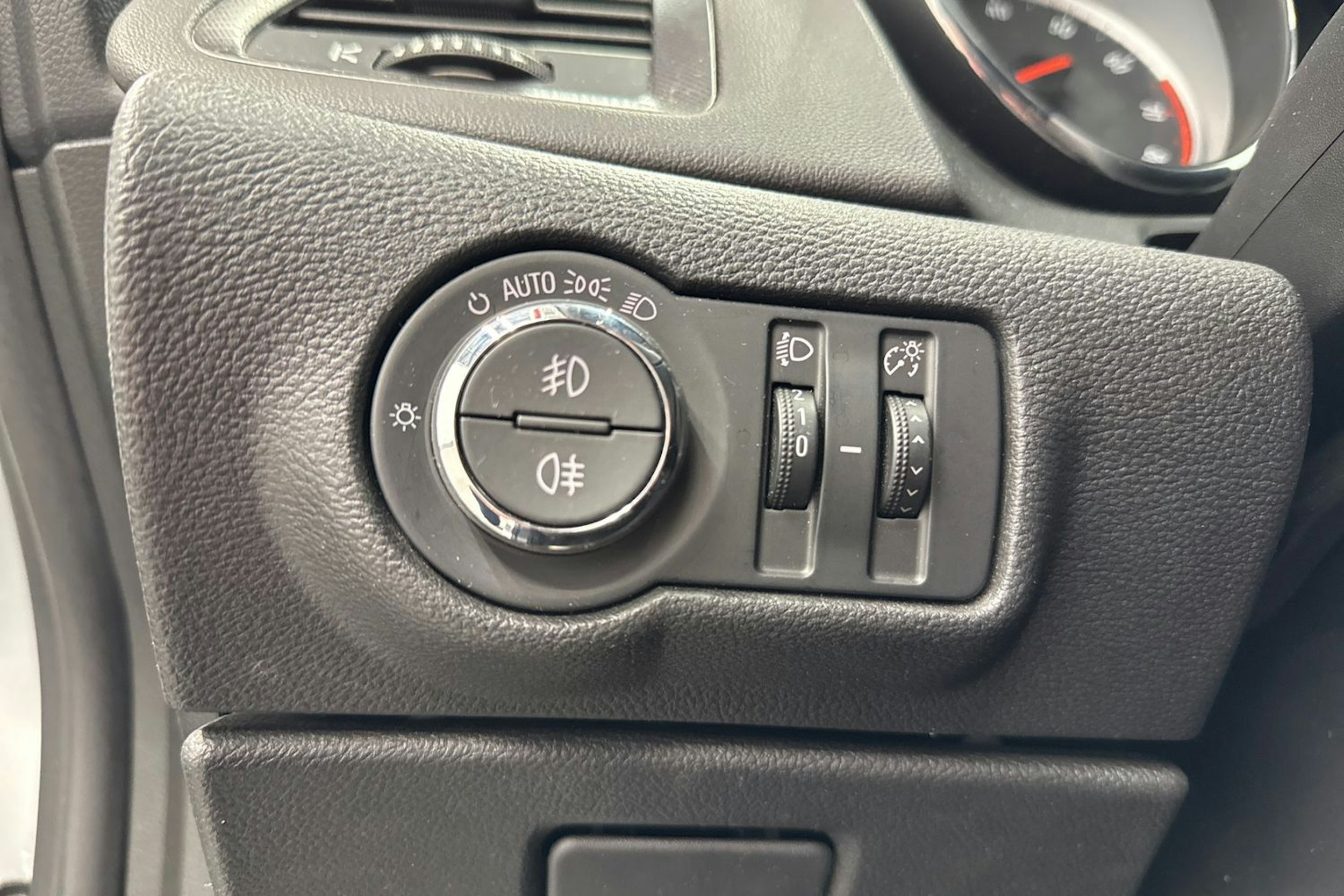 hopea Opel Astra 2011 kuva 16.