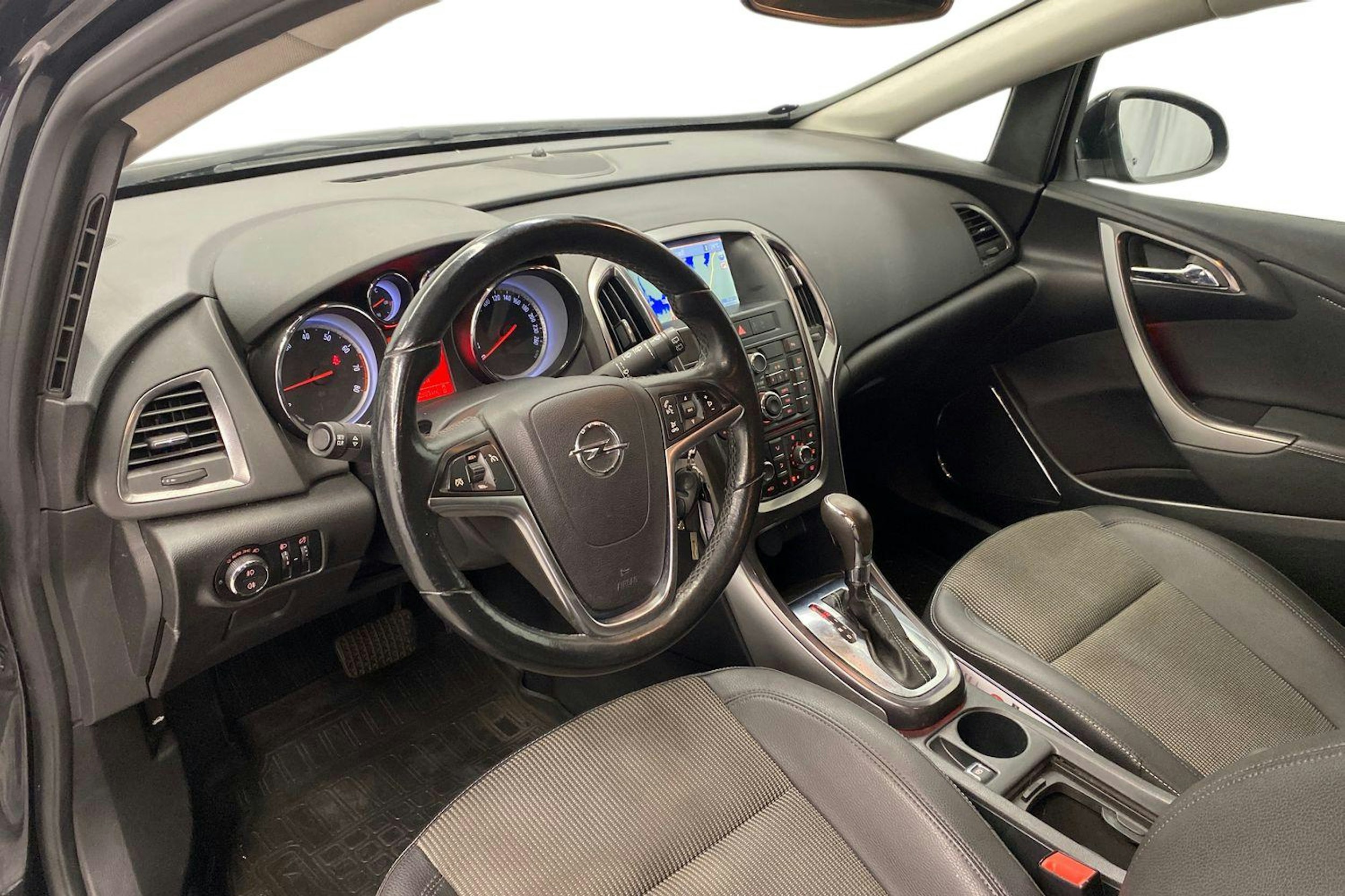 musta Opel Astra 2012 kuva 7.