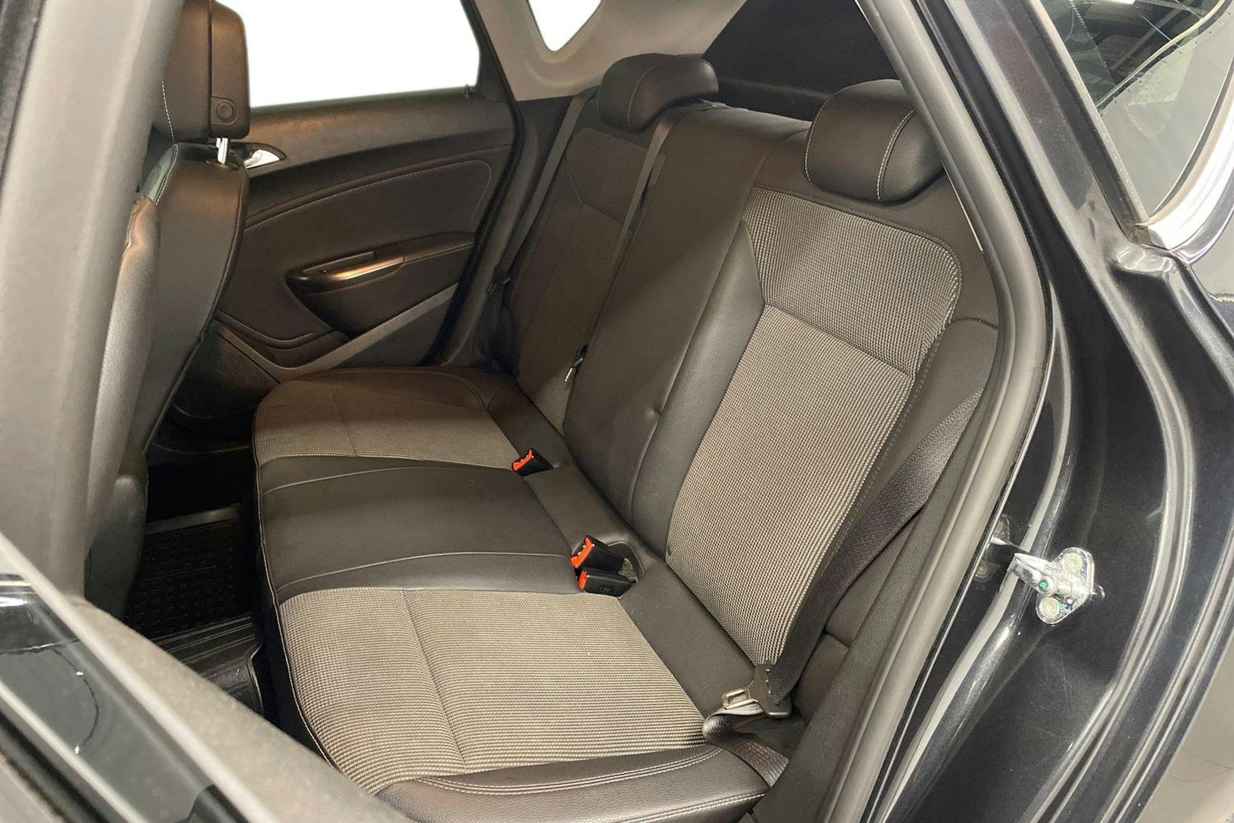 musta Opel Astra 2012 kuva 10.