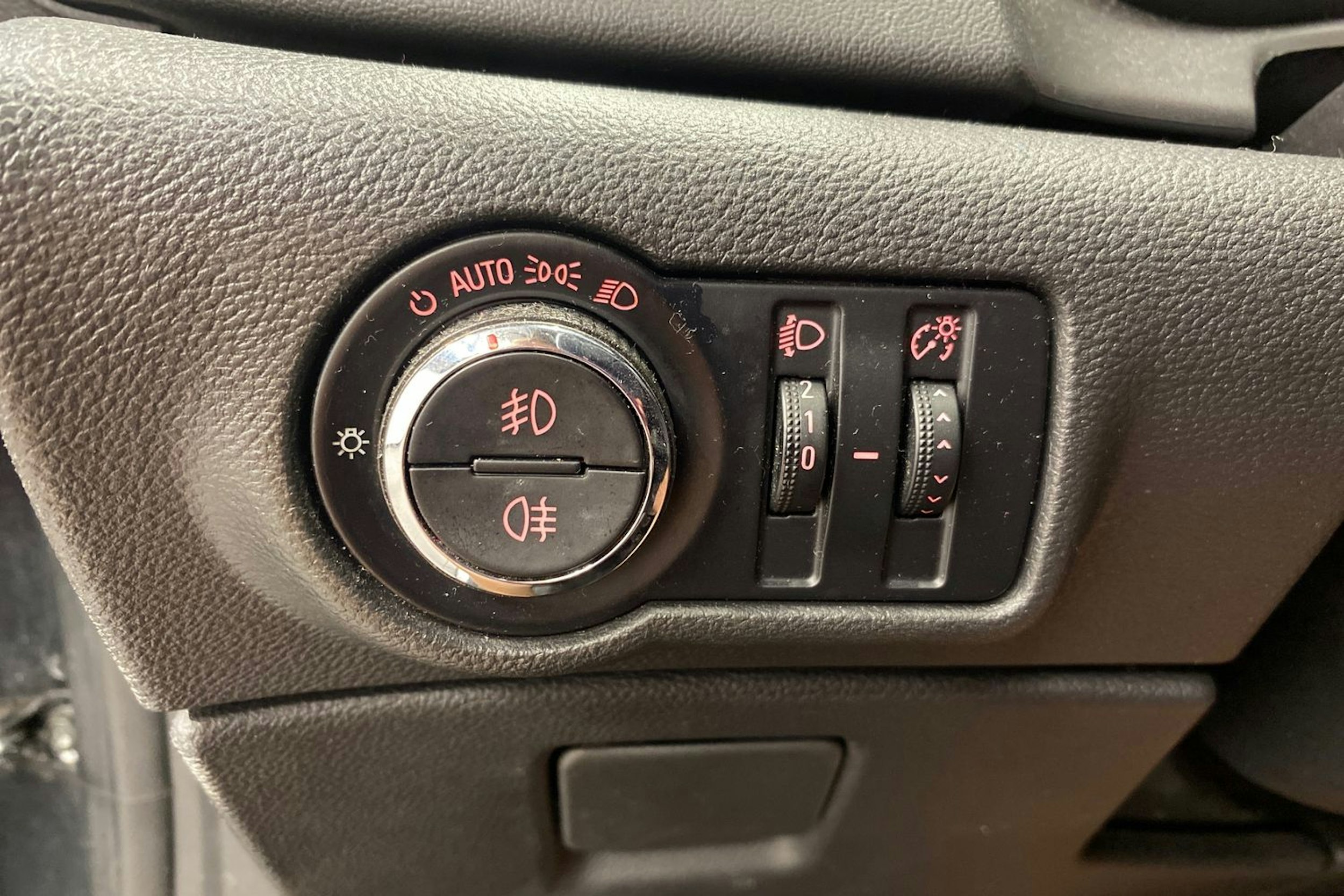 musta Opel Astra 2012 kuva 14.
