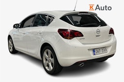 valkoinen Opel Astra 2012 kuva 2.