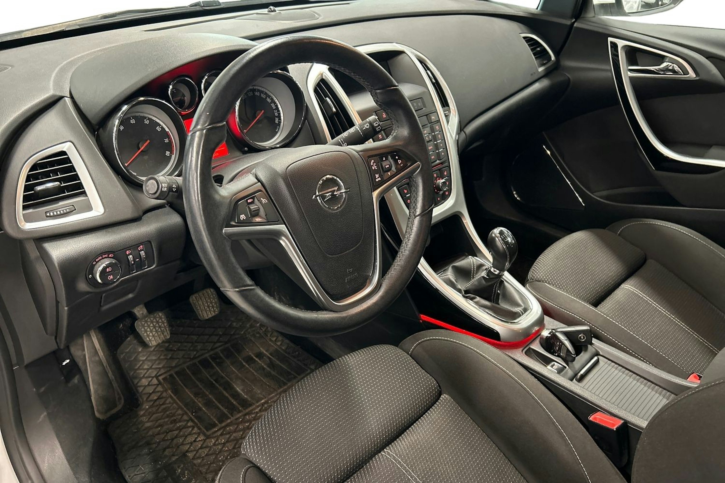 valkoinen Opel Astra 2012 kuva 3.