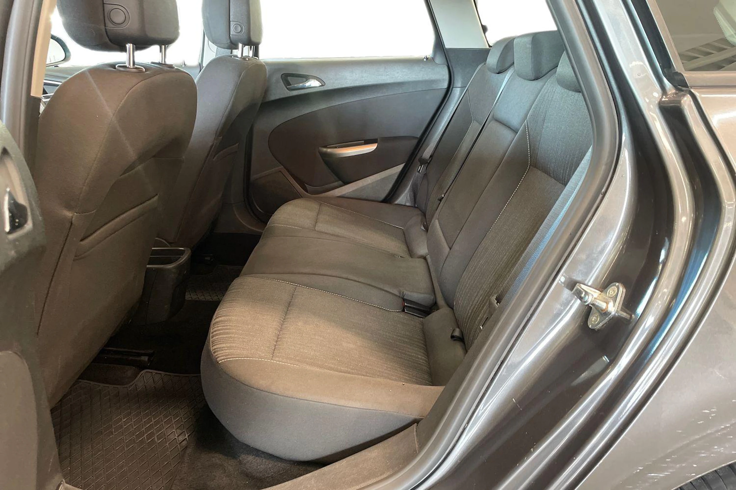 harmaa Opel Astra 2012 kuva 8.
