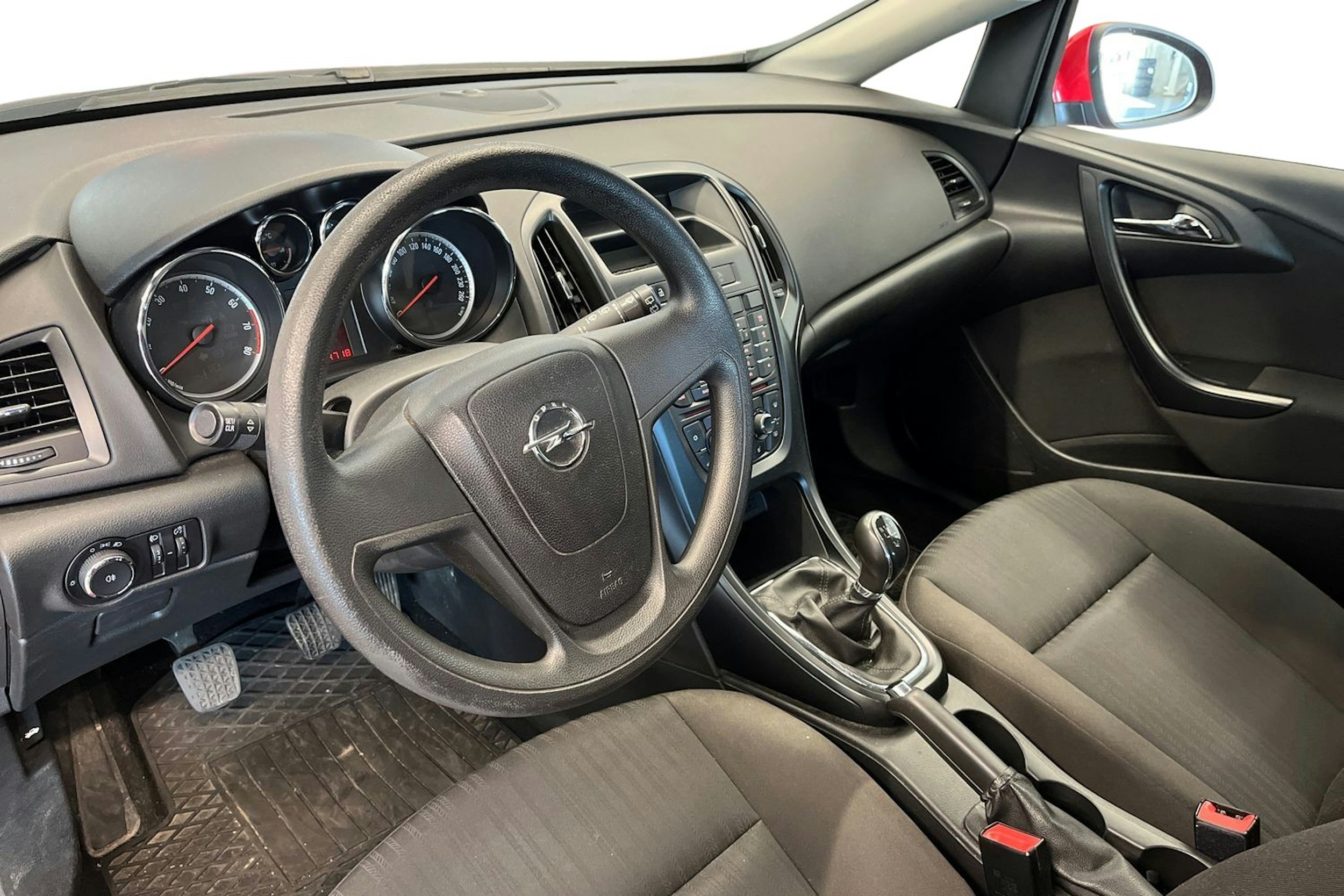 punainen Opel Astra 2012 kuva 3.