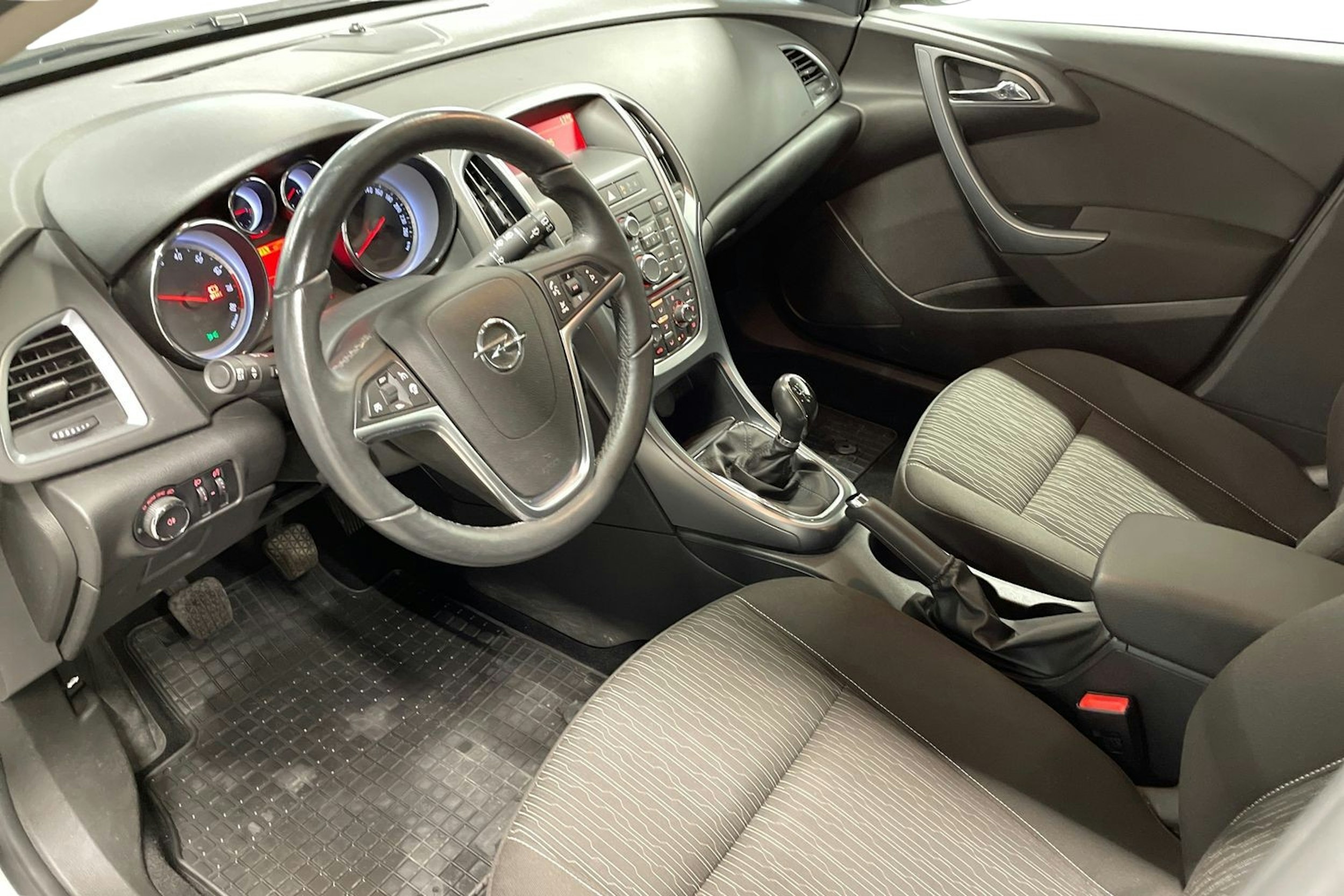 valkoinen Opel Astra 2013 kuva 7.