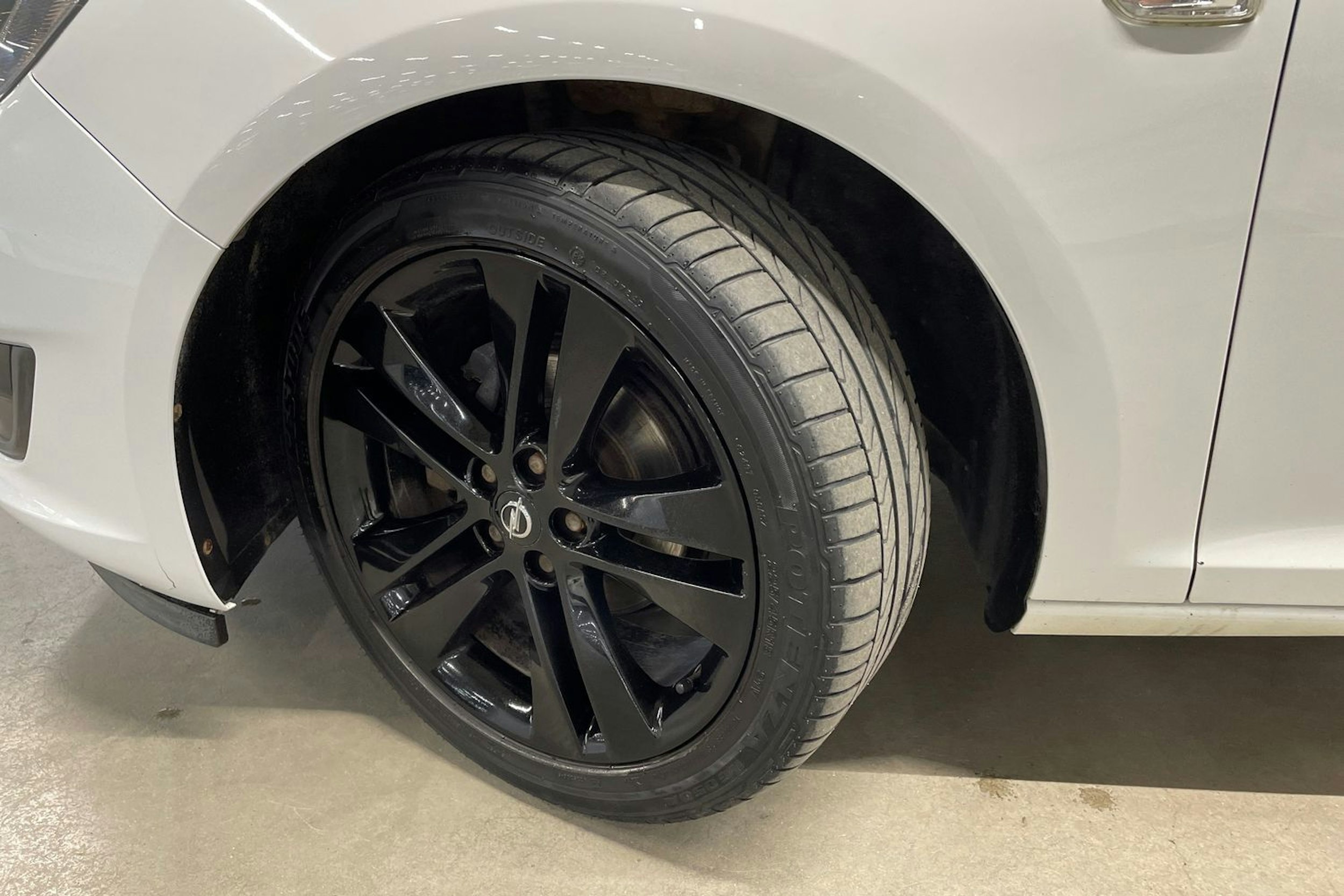 valkoinen Opel Astra 2013 kuva 13.