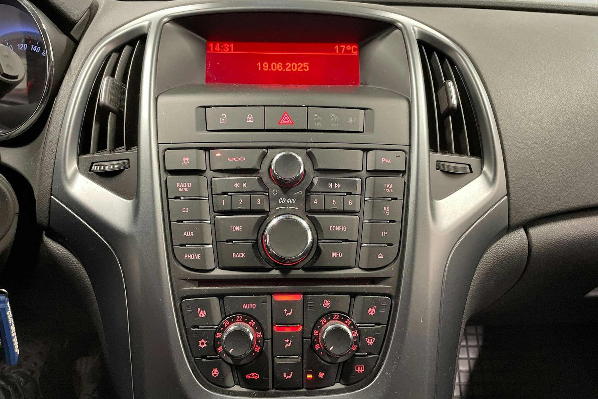 valkoinen Opel Astra 2013 kuva 17.