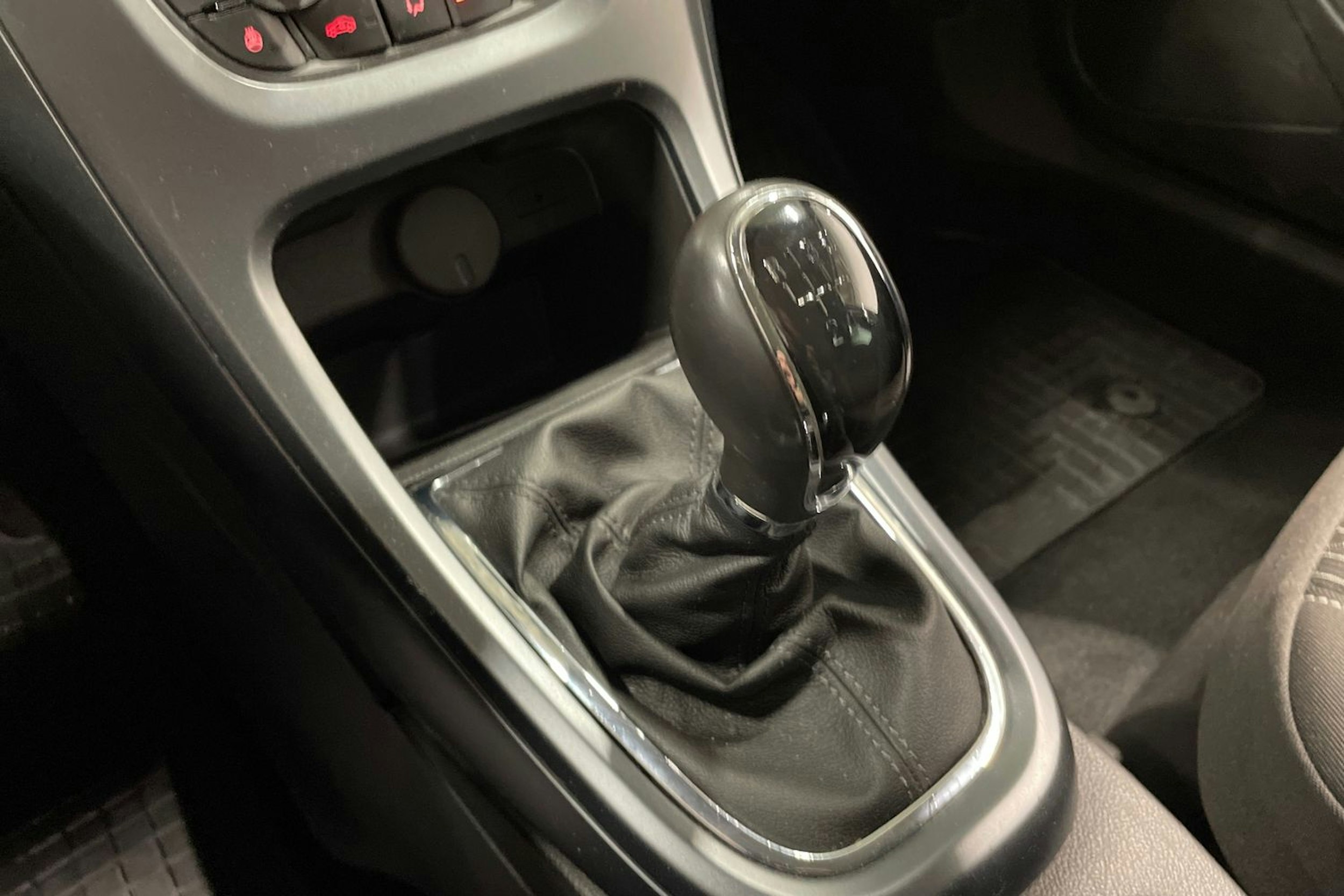 valkoinen Opel Astra 2013 kuva 18.