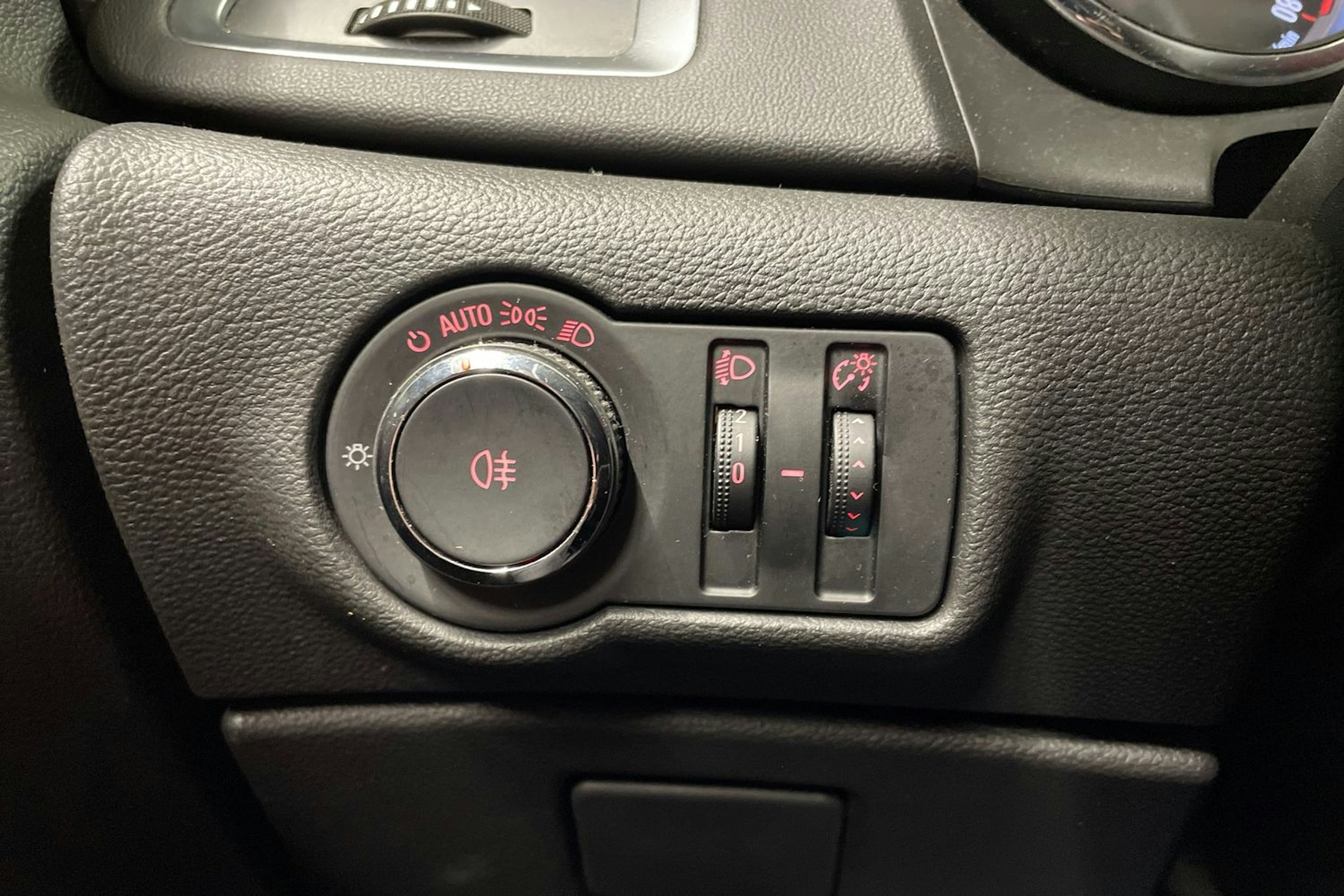 valkoinen Opel Astra 2013 kuva 20.