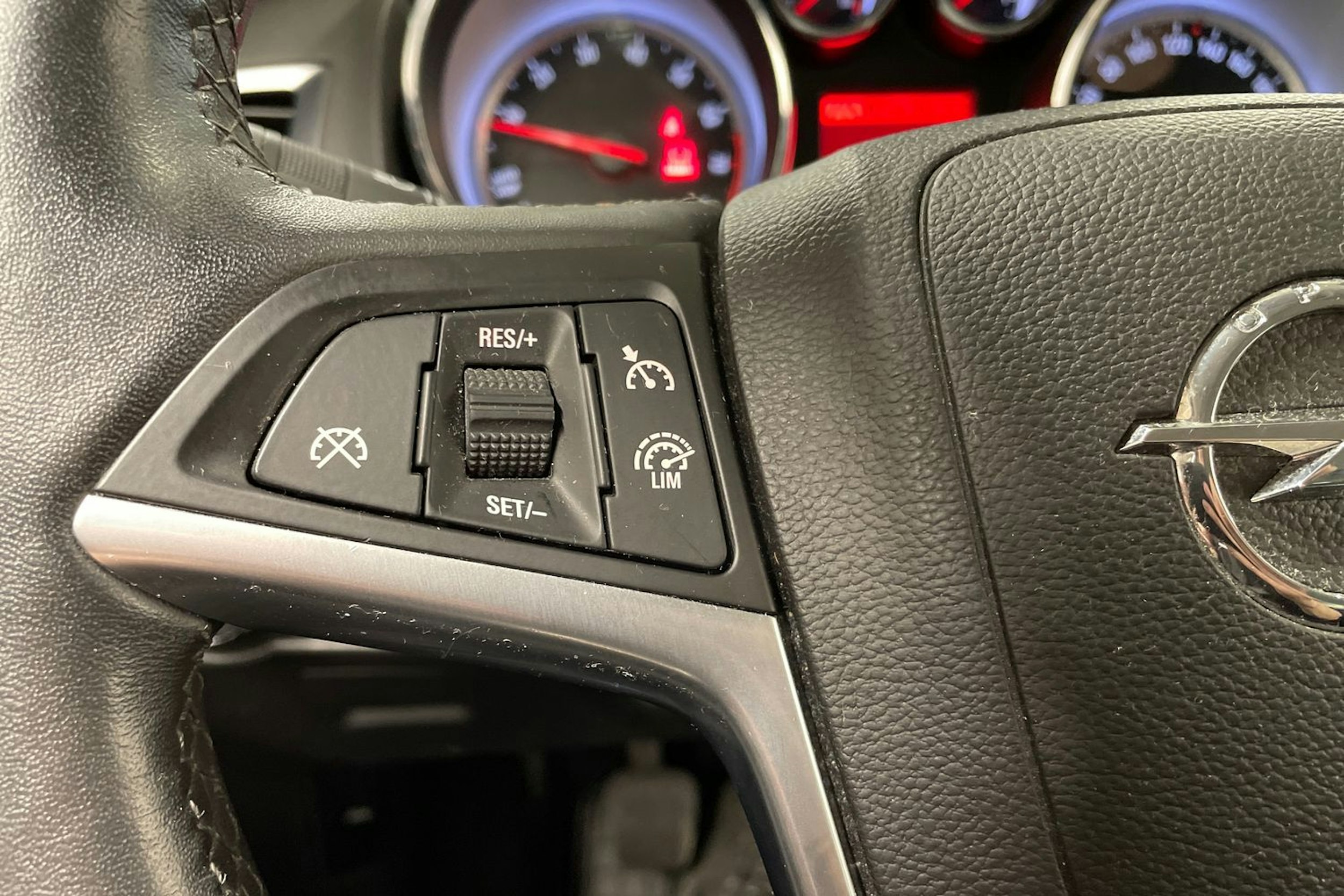 valkoinen Opel Astra 2013 kuva 21.