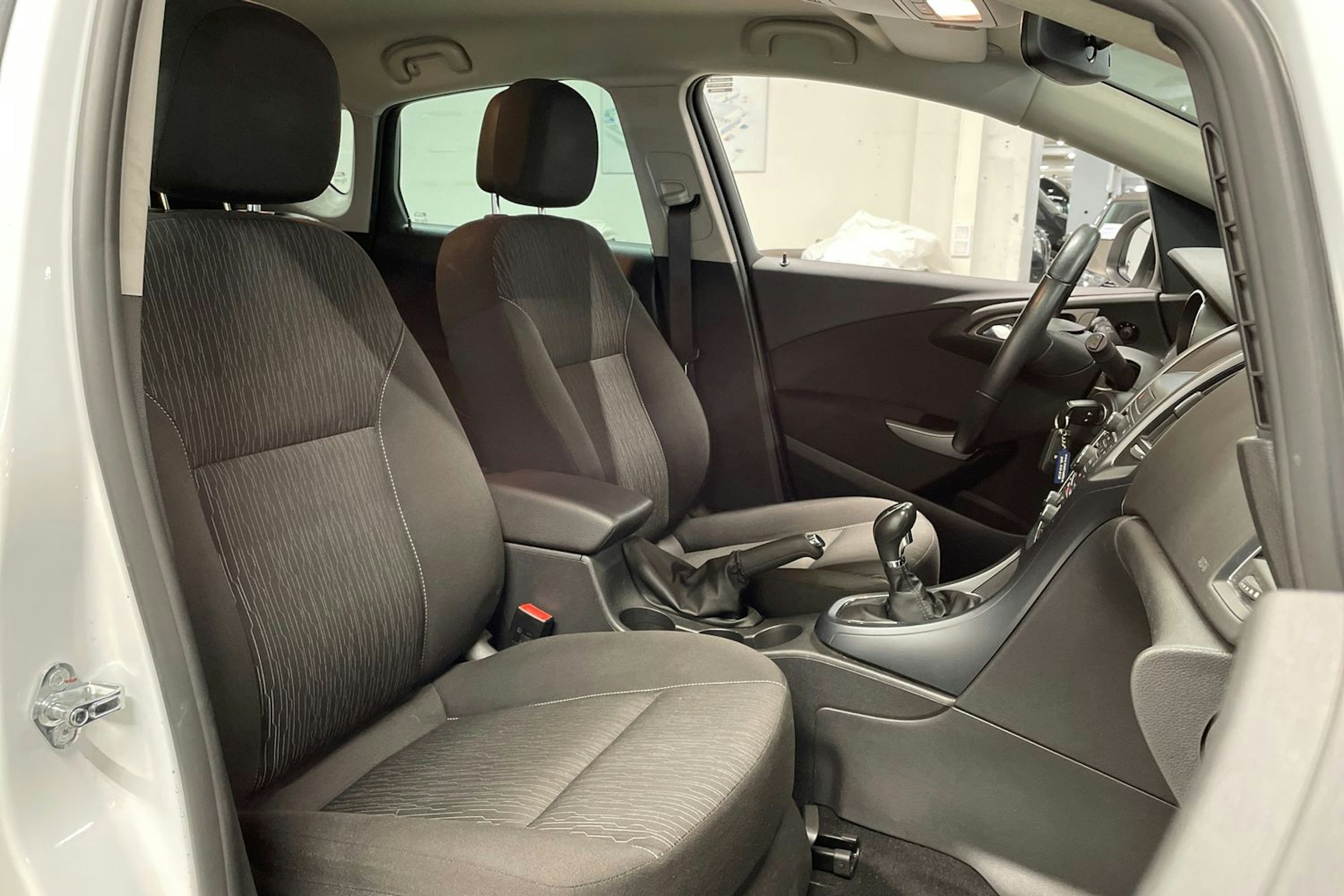 valkoinen Opel Astra 2013 kuva 23.