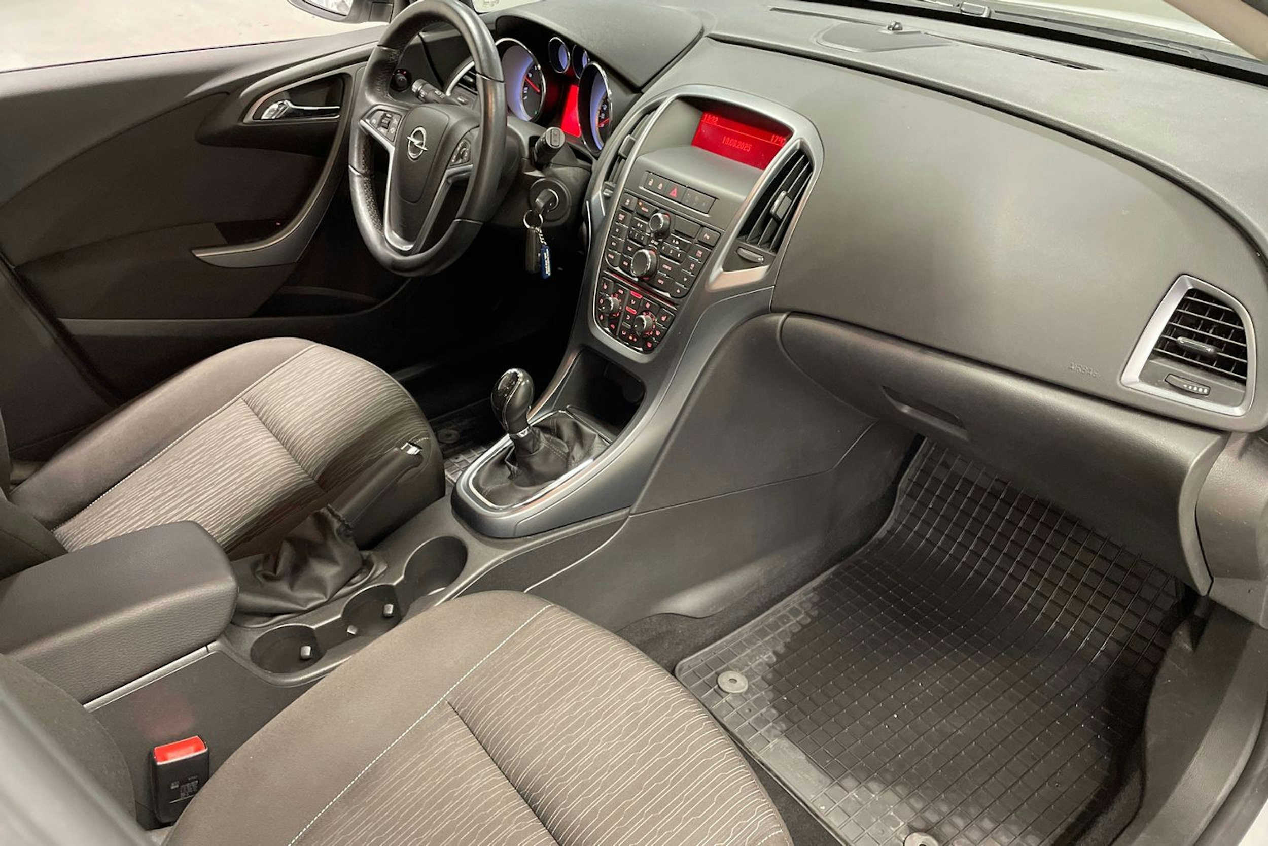 valkoinen Opel Astra 2013 kuva 24.