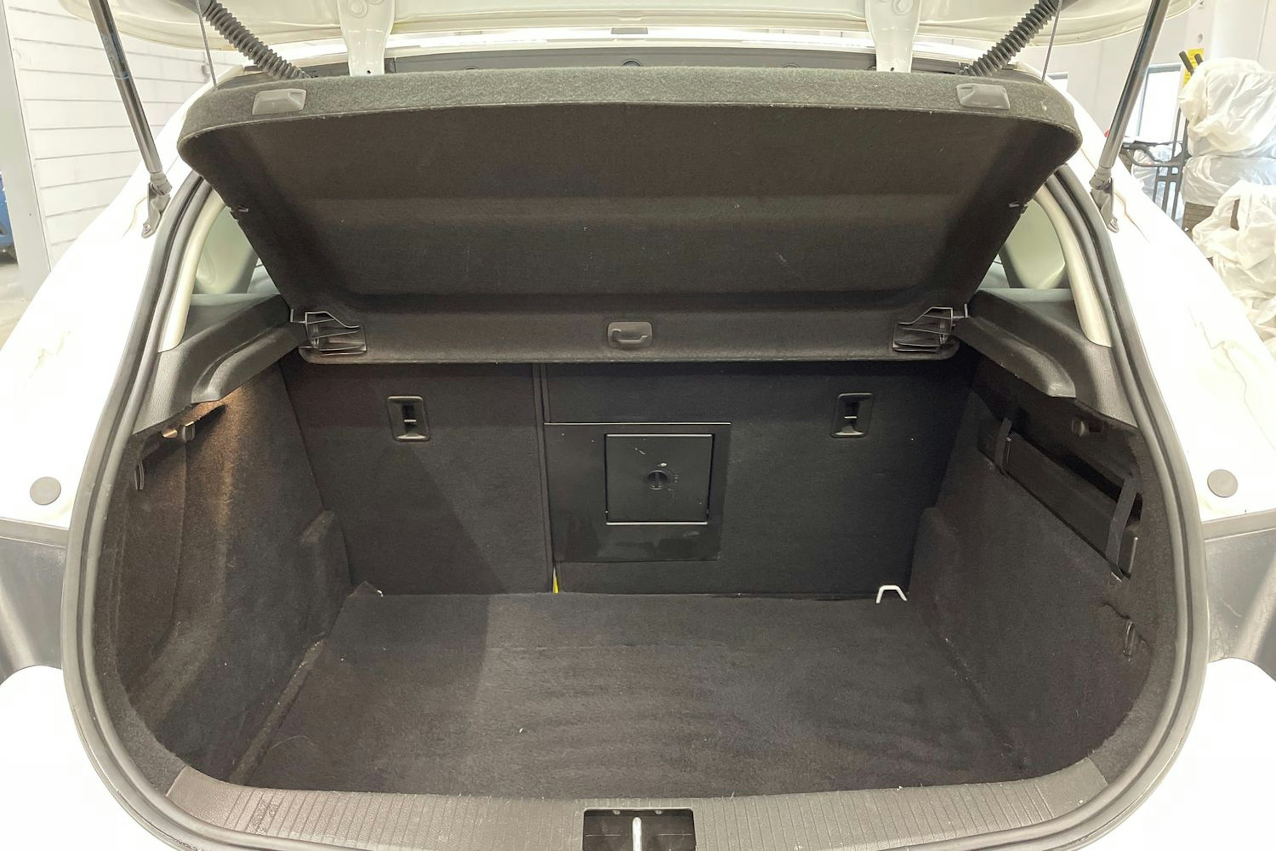 Valkoinen Opel ASTRA 2014 kuva 14.