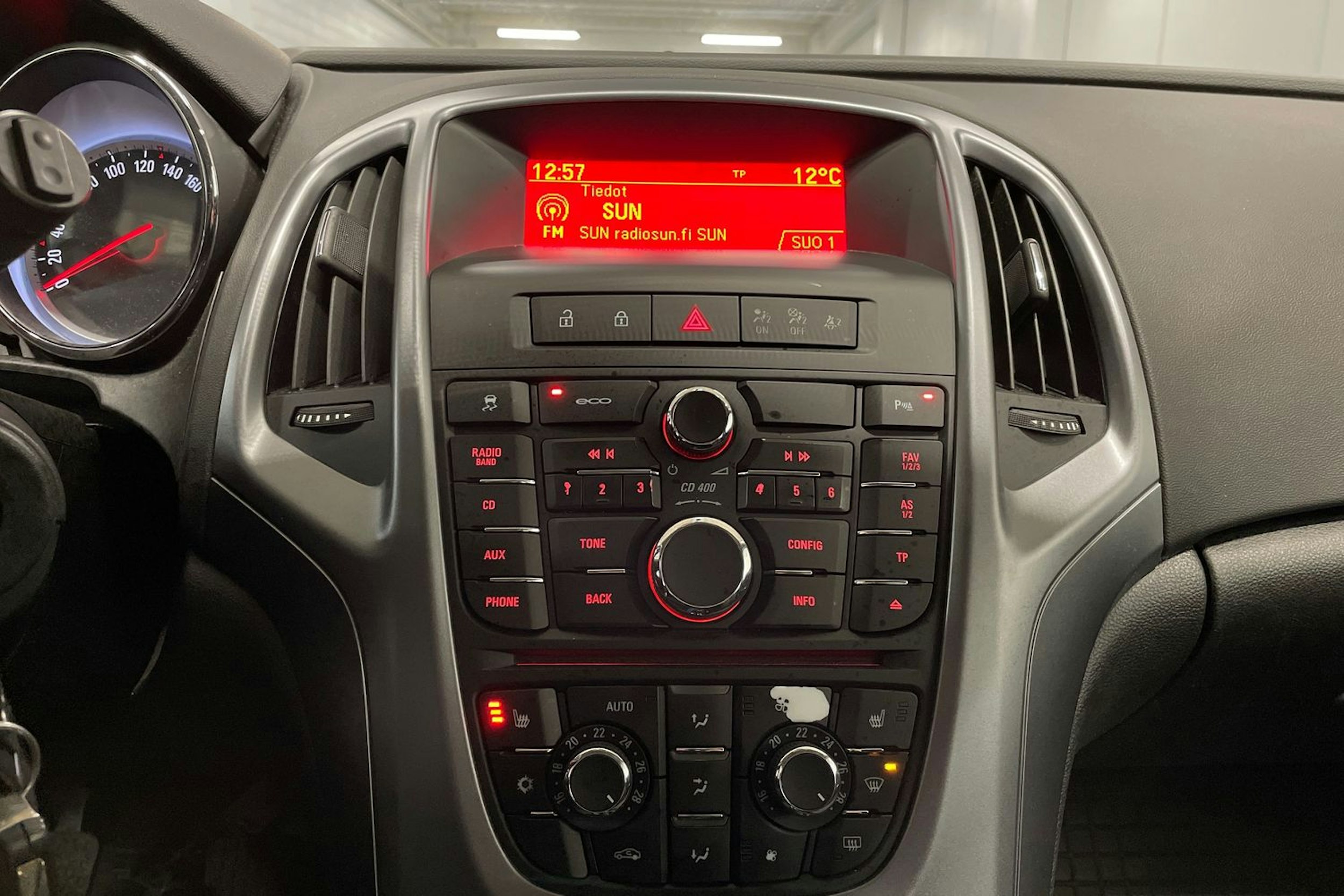 Valkoinen Opel ASTRA 2014 kuva 16.