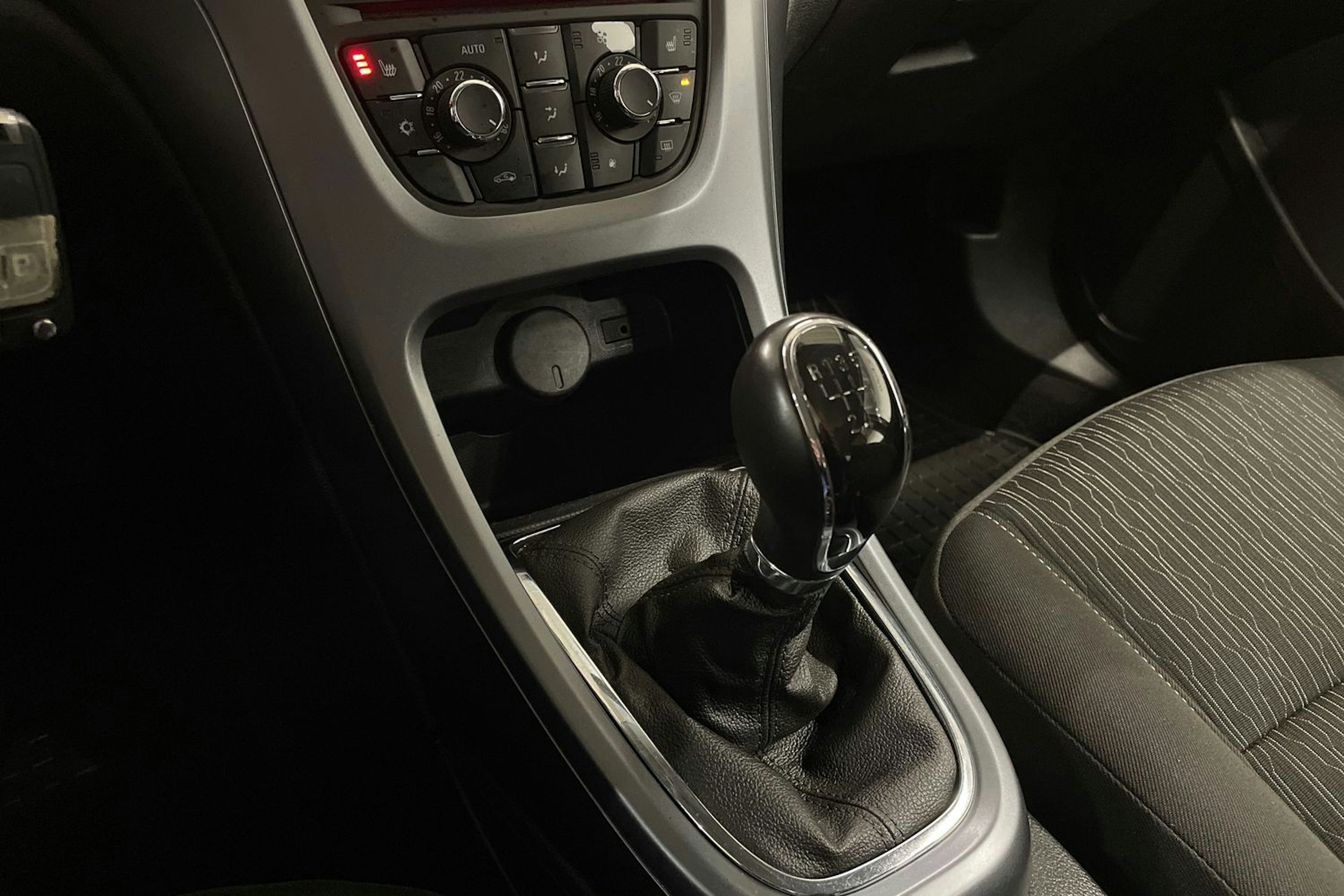 Valkoinen Opel ASTRA 2014 kuva 17.