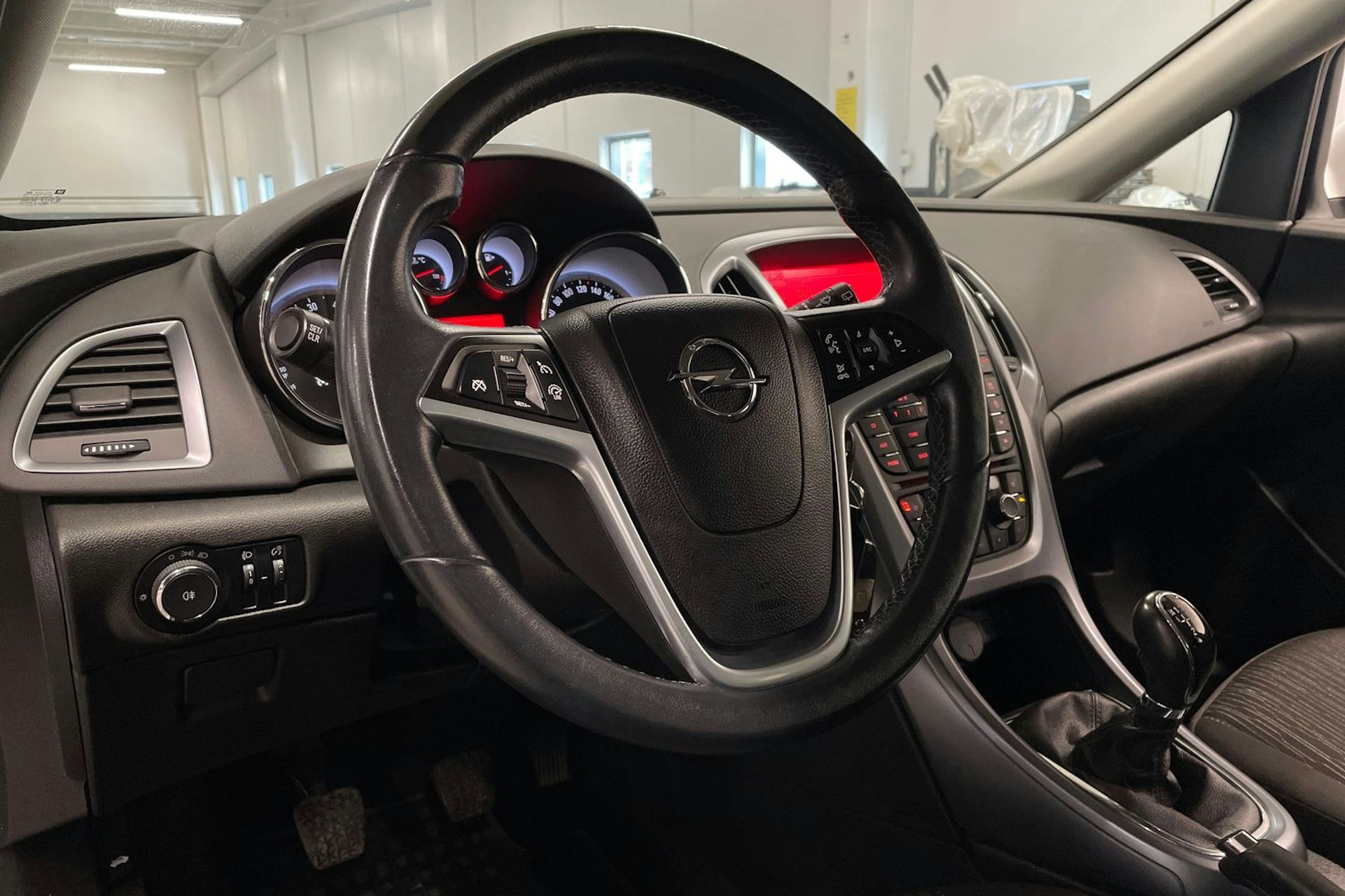 Valkoinen Opel ASTRA 2014 kuva 21.