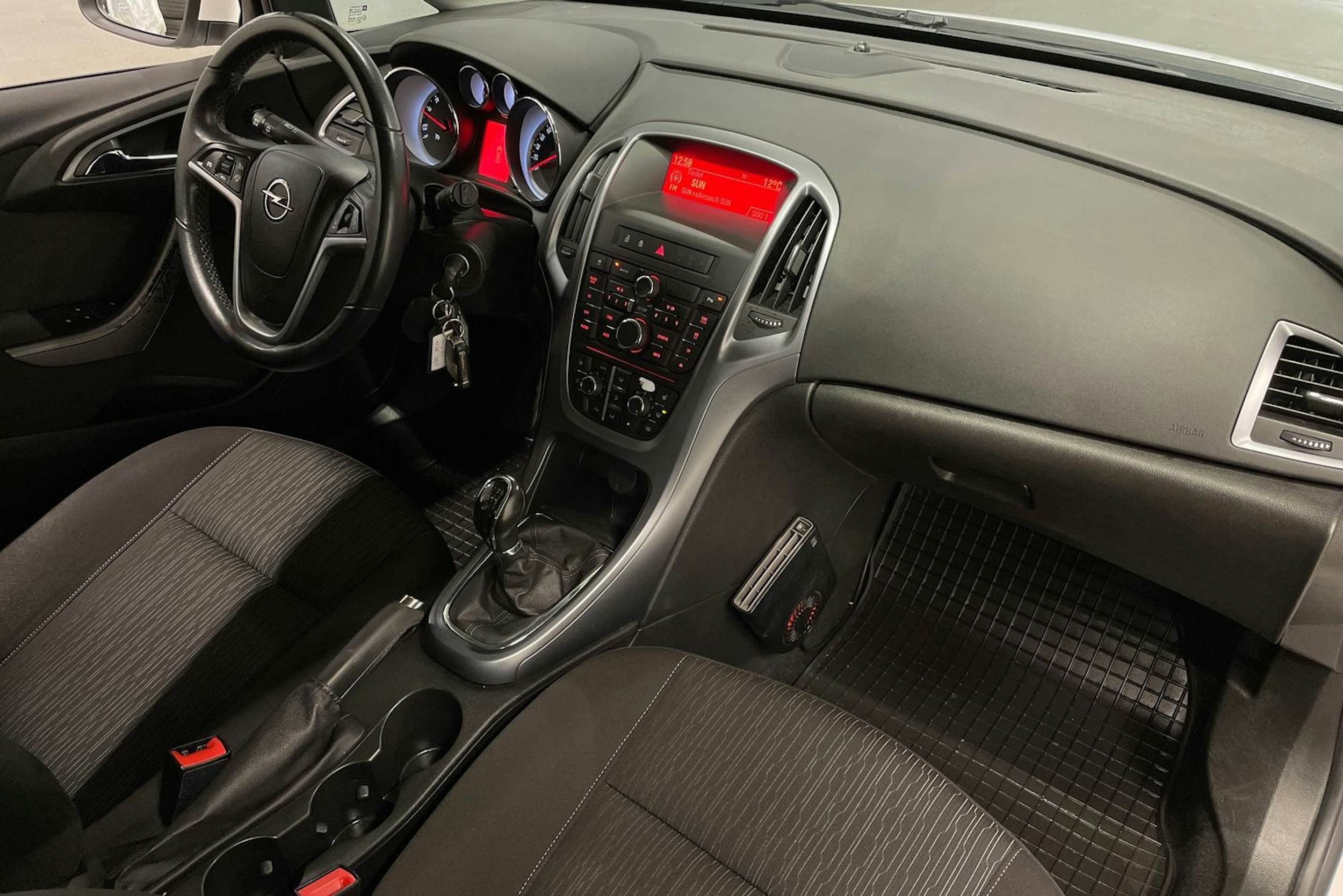 Valkoinen Opel ASTRA 2014 kuva 23.