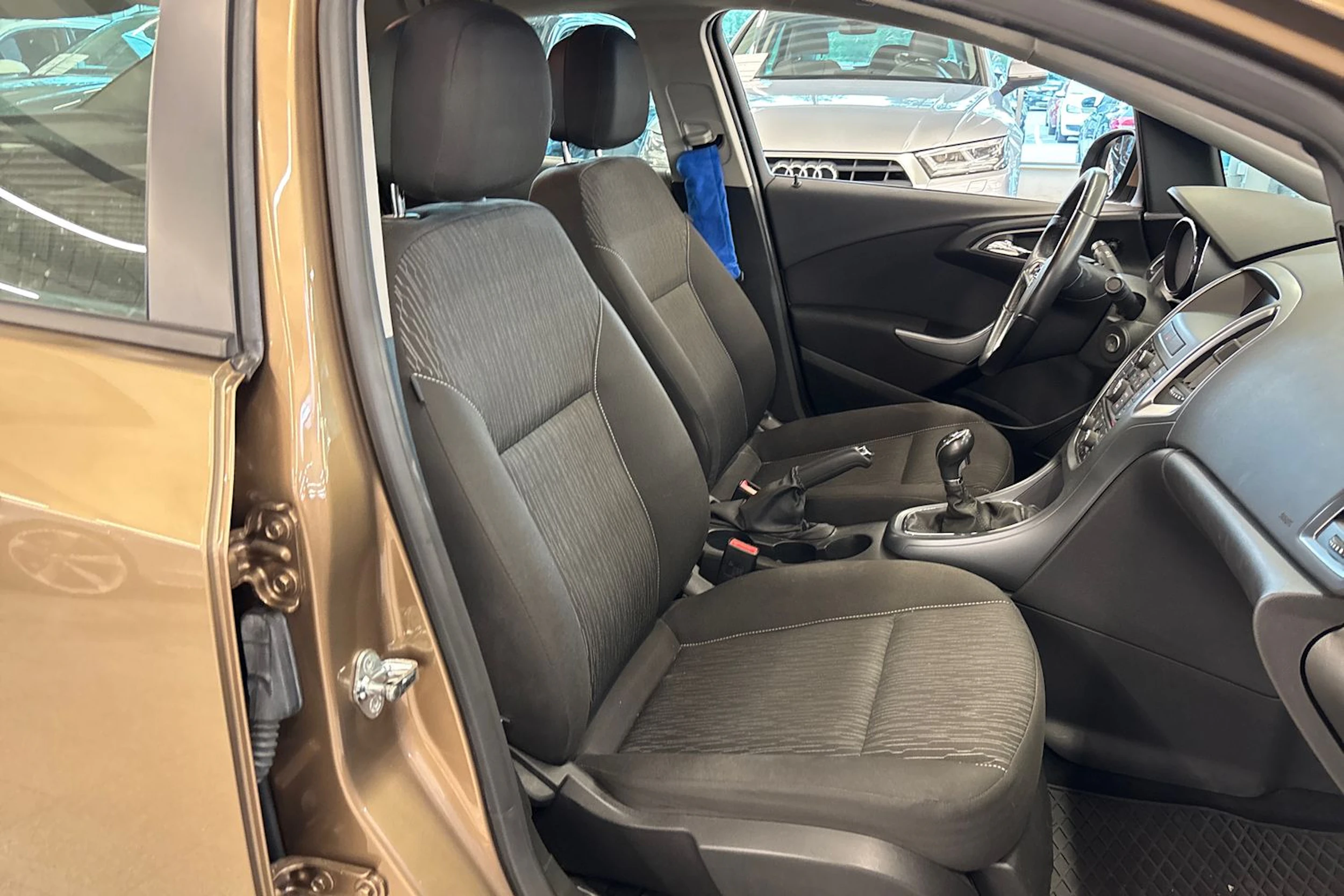 ruskea (beige) Opel Astra 2013 kuva 4.