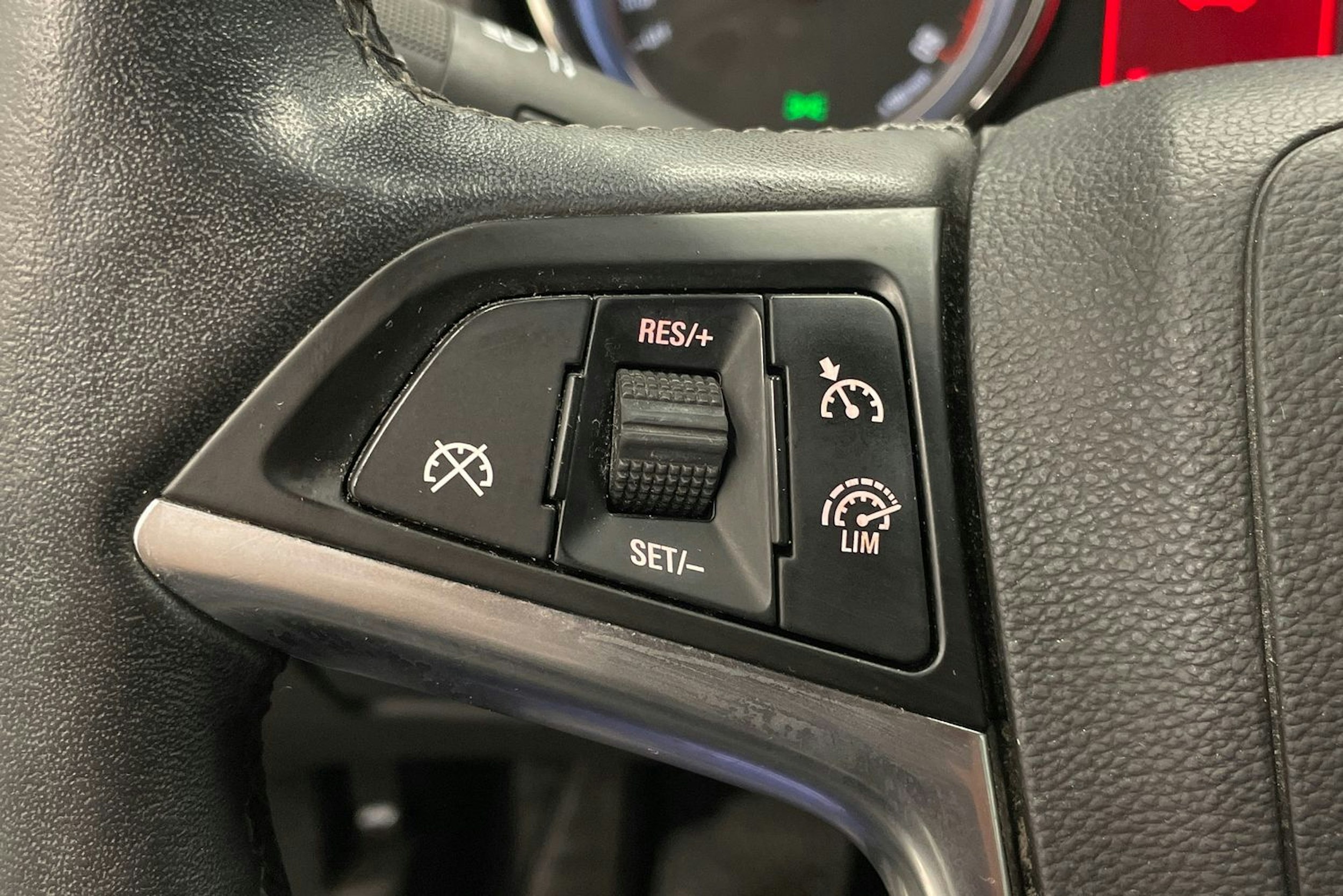 Harmaa Opel Astra 2013 kuva 13.