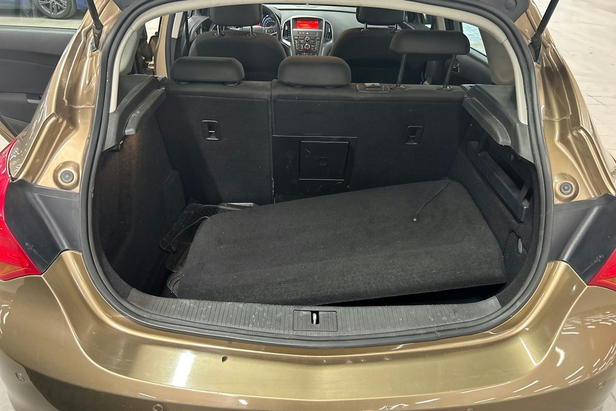 ruskea (beige) Opel Astra 2013 kuva 11.