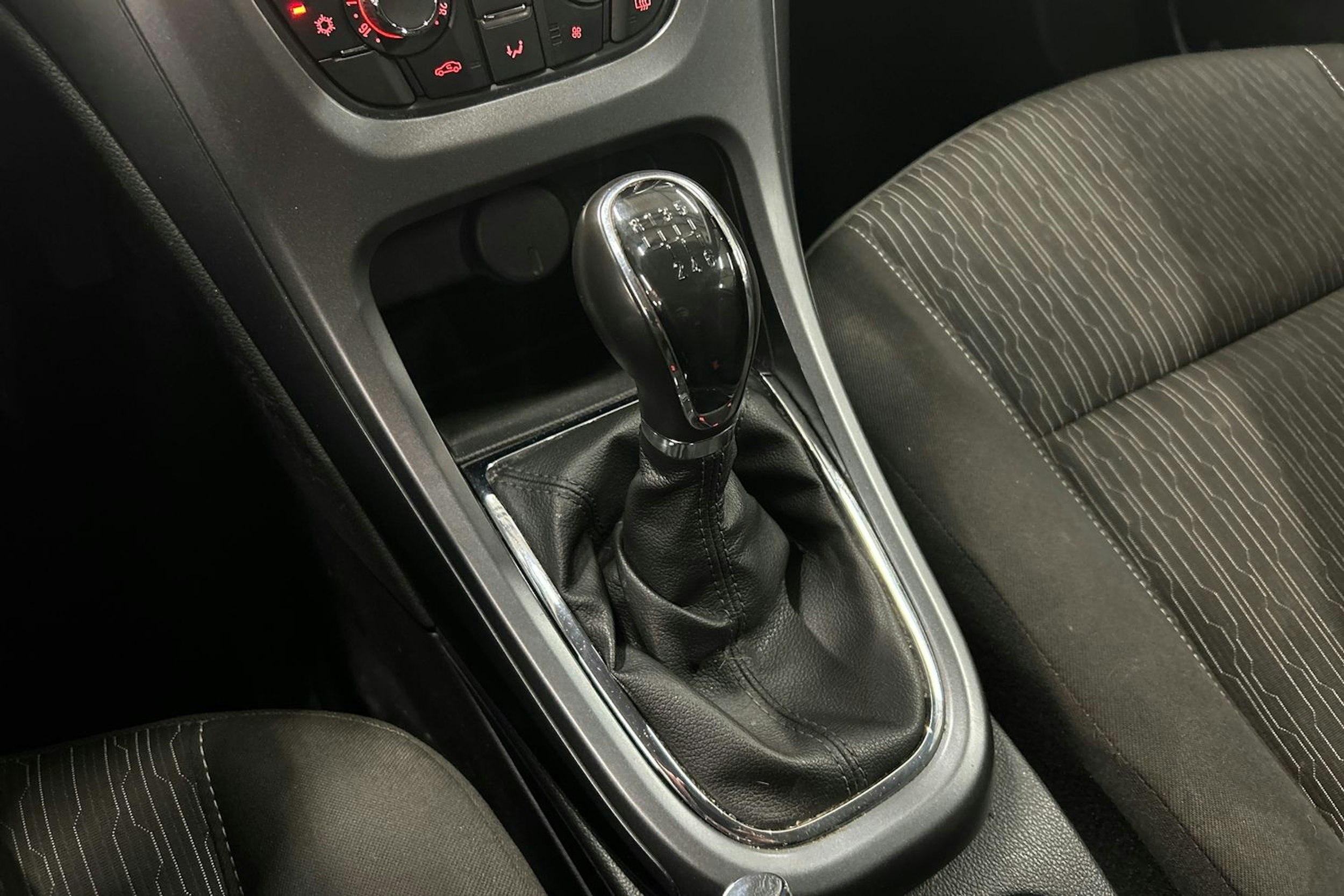 ruskea (beige) Opel Astra 2013 kuva 19.