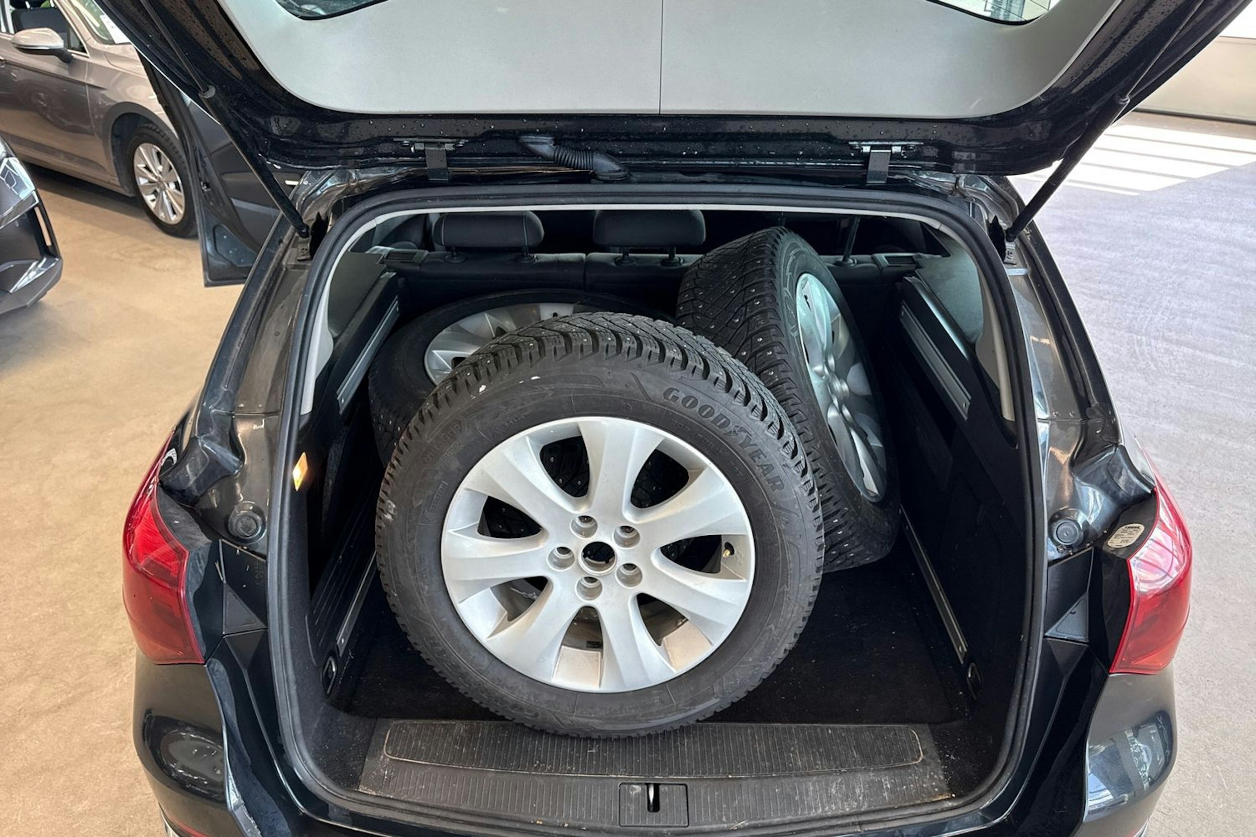 Musta Opel ASTRA 2014 kuva 22.