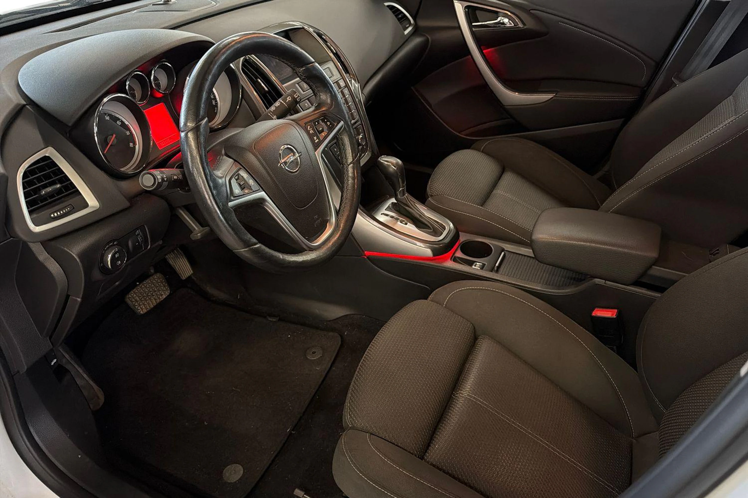 valkoinen Opel Astra 2014 kuva 3.