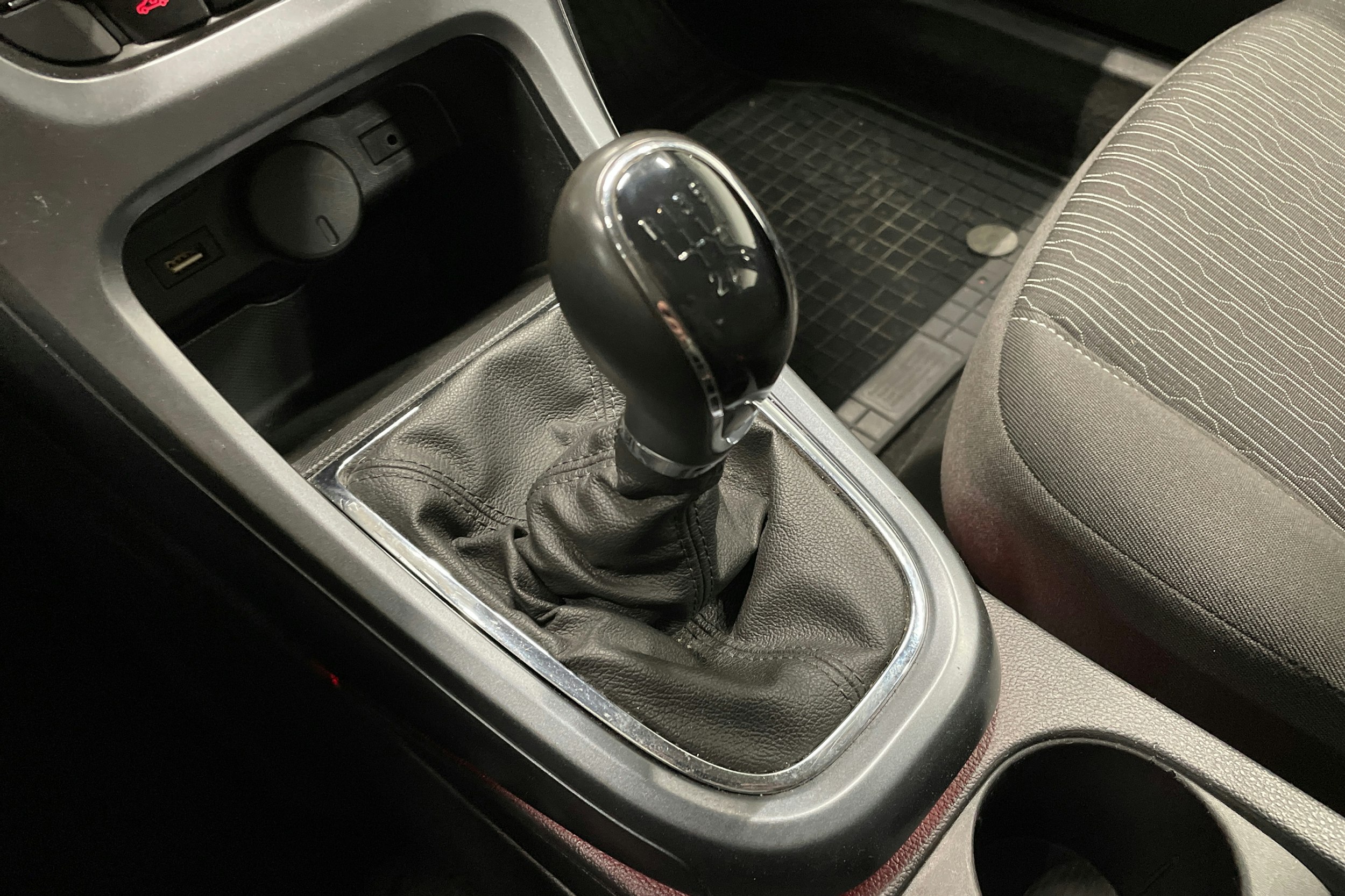 harmaa Opel Astra 2015 kuva 19.