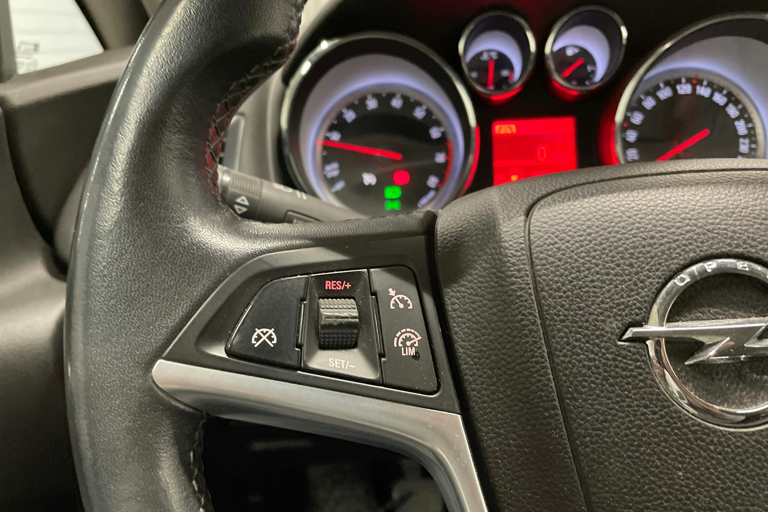 harmaa Opel Astra 2015 kuva 22.