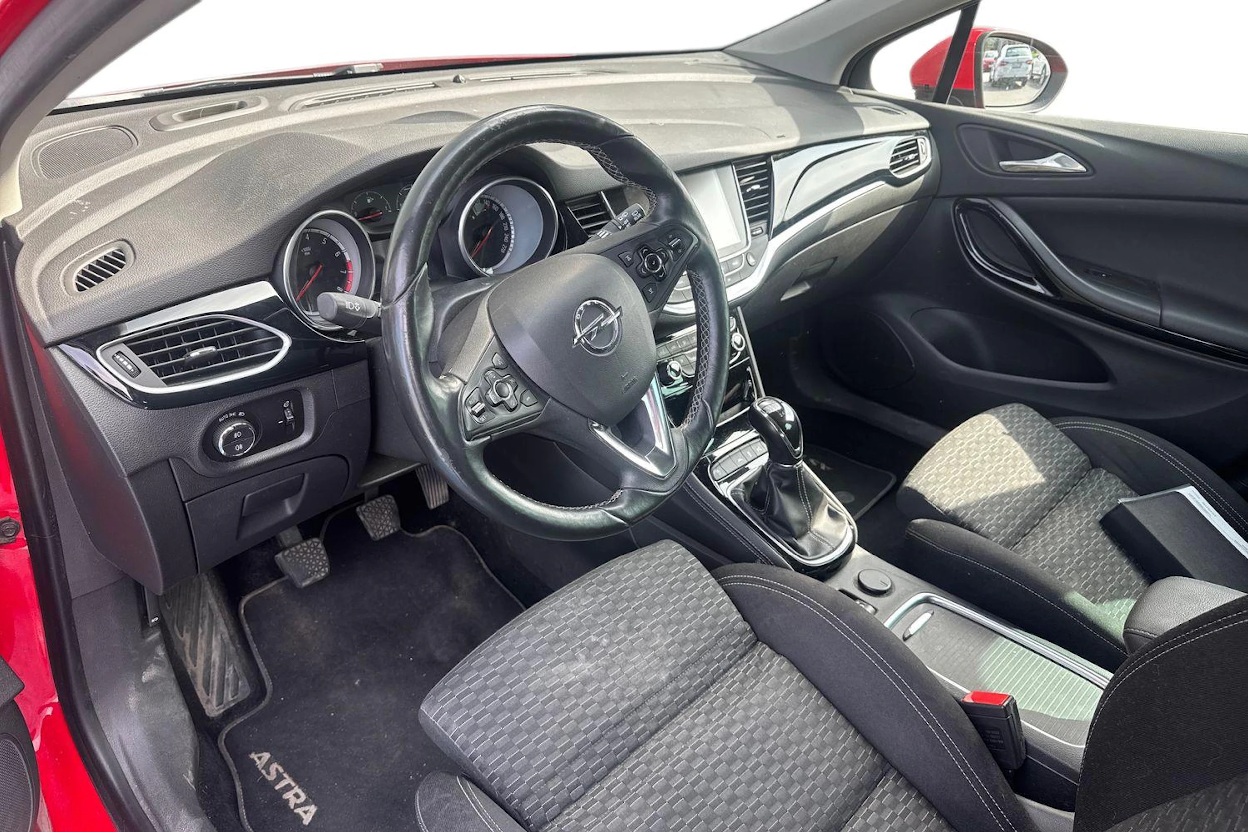 punainen Opel Astra 2016 kuva 3.