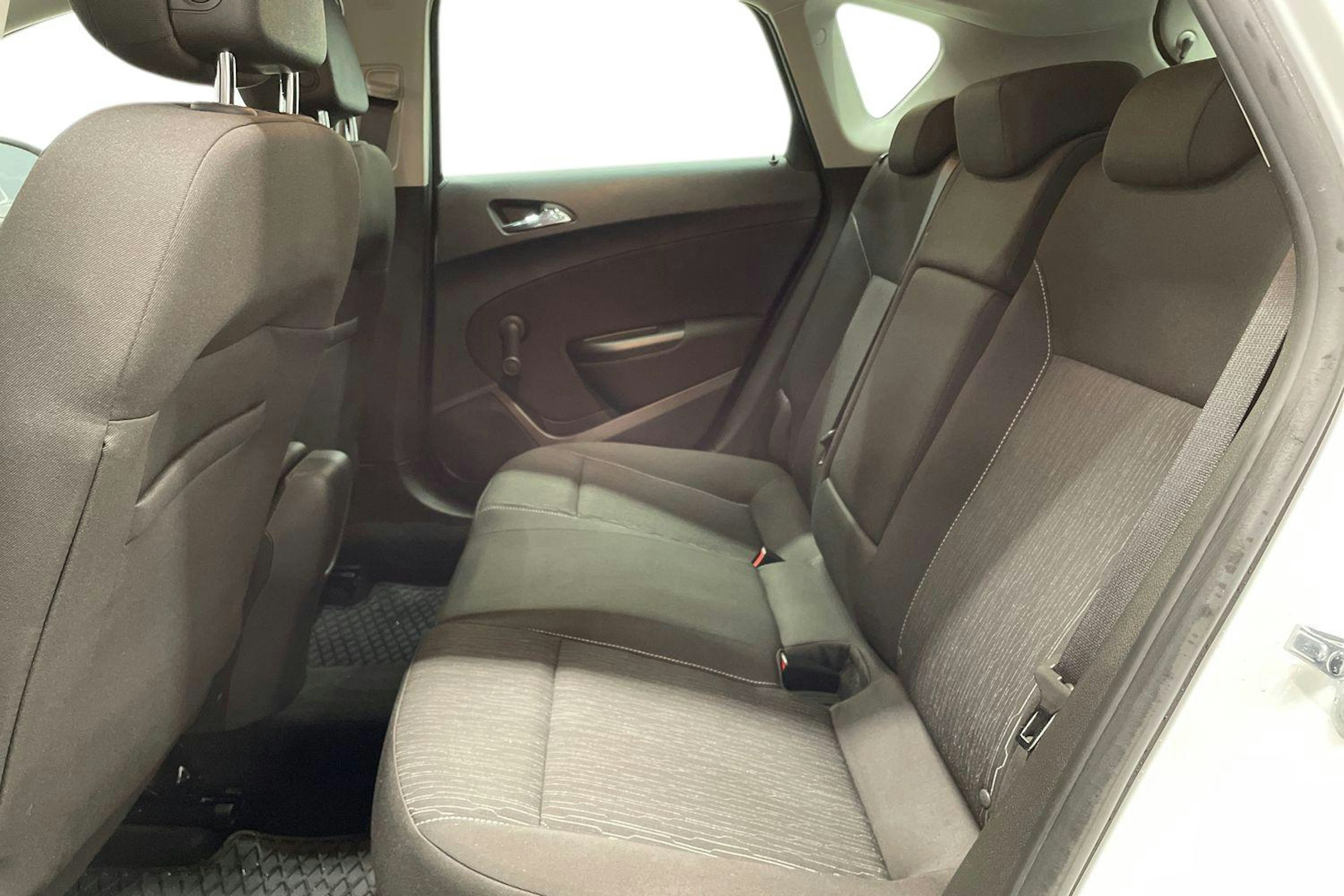 Valkoinen Opel ASTRA 2015 kuva 10.