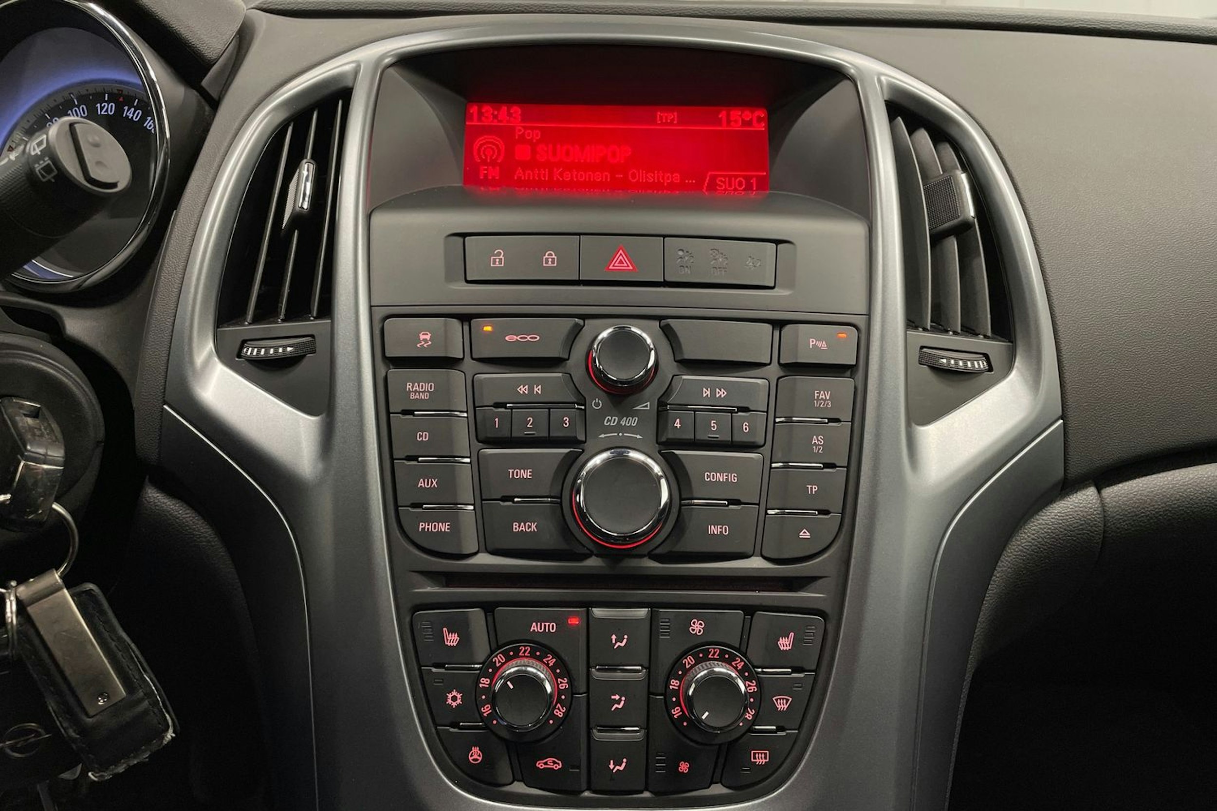 Valkoinen Opel ASTRA 2015 kuva 17.