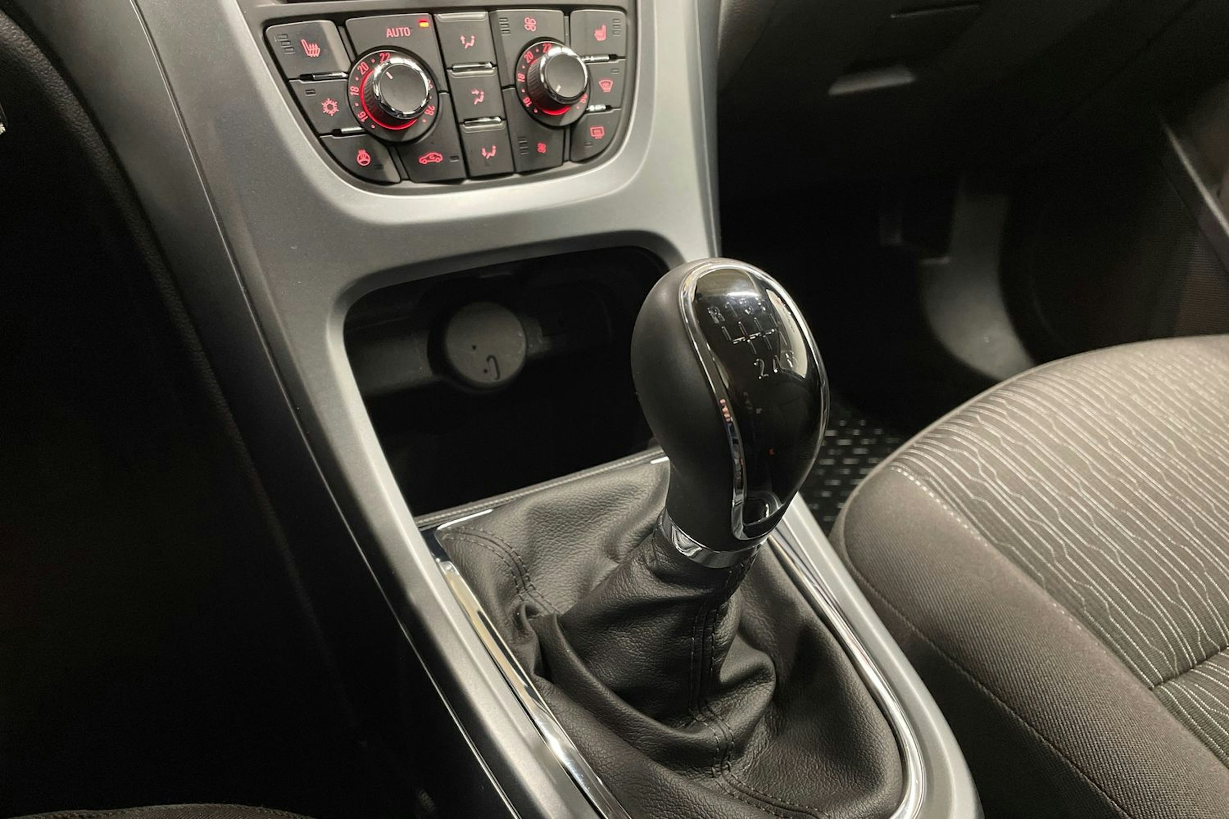 Valkoinen Opel ASTRA 2015 kuva 18.