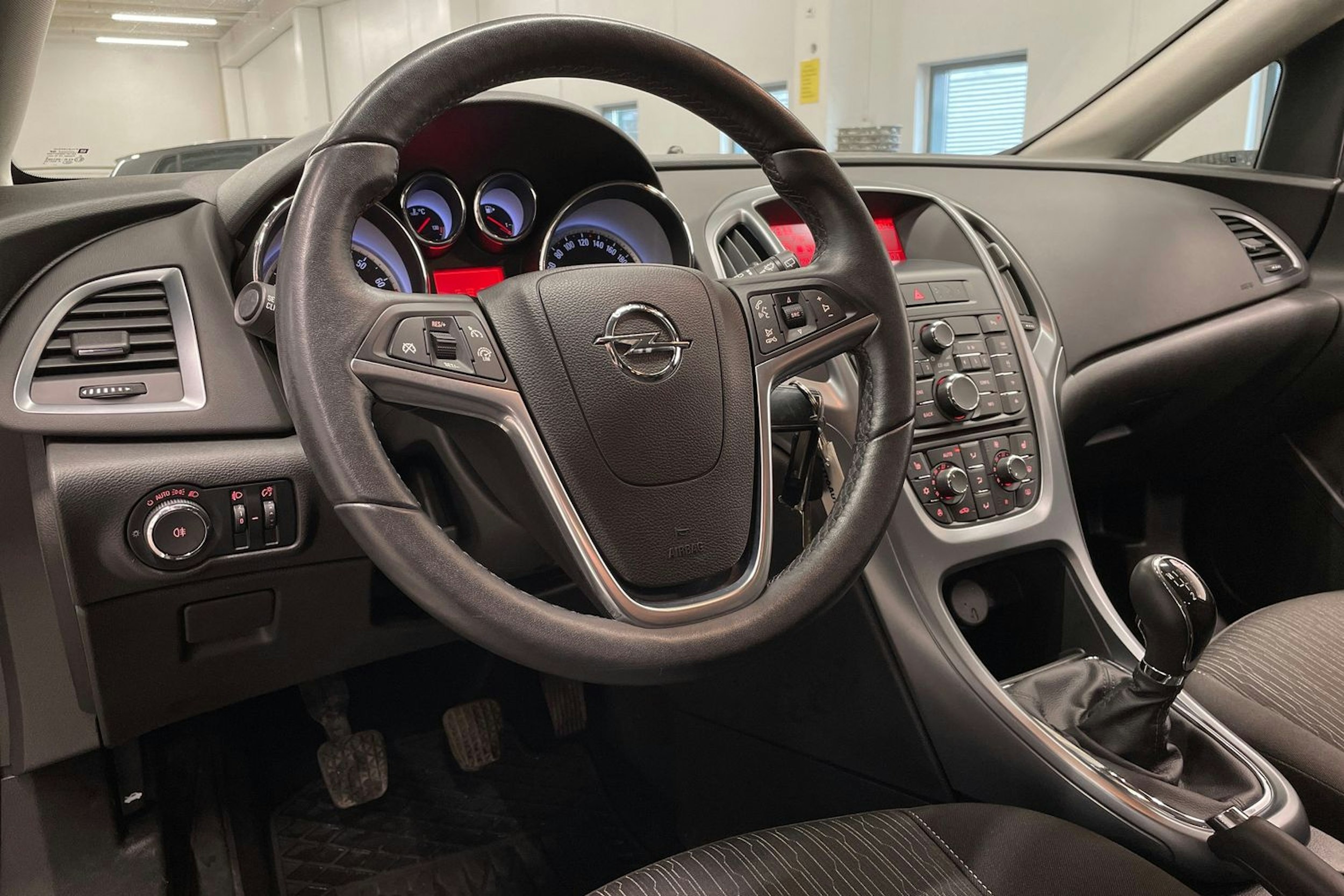 Valkoinen Opel ASTRA 2015 kuva 22.