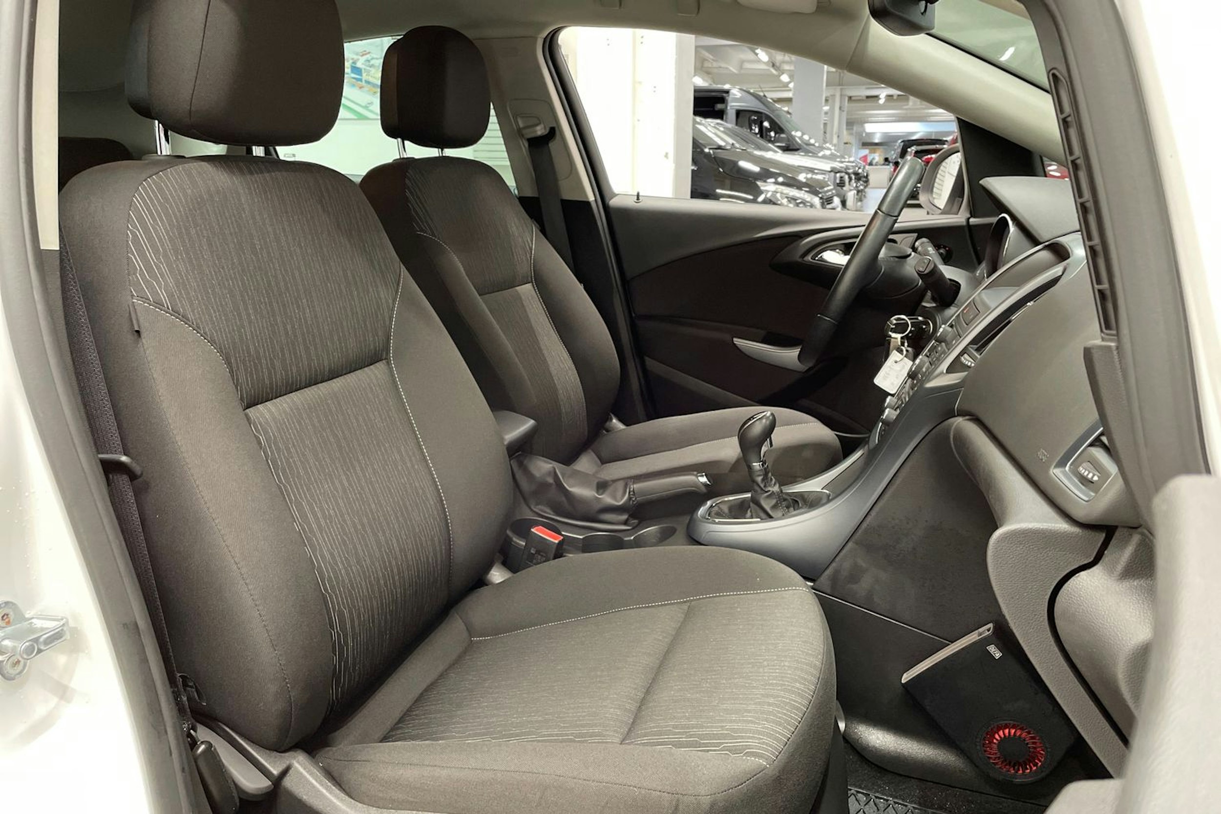 Valkoinen Opel ASTRA 2015 kuva 23.