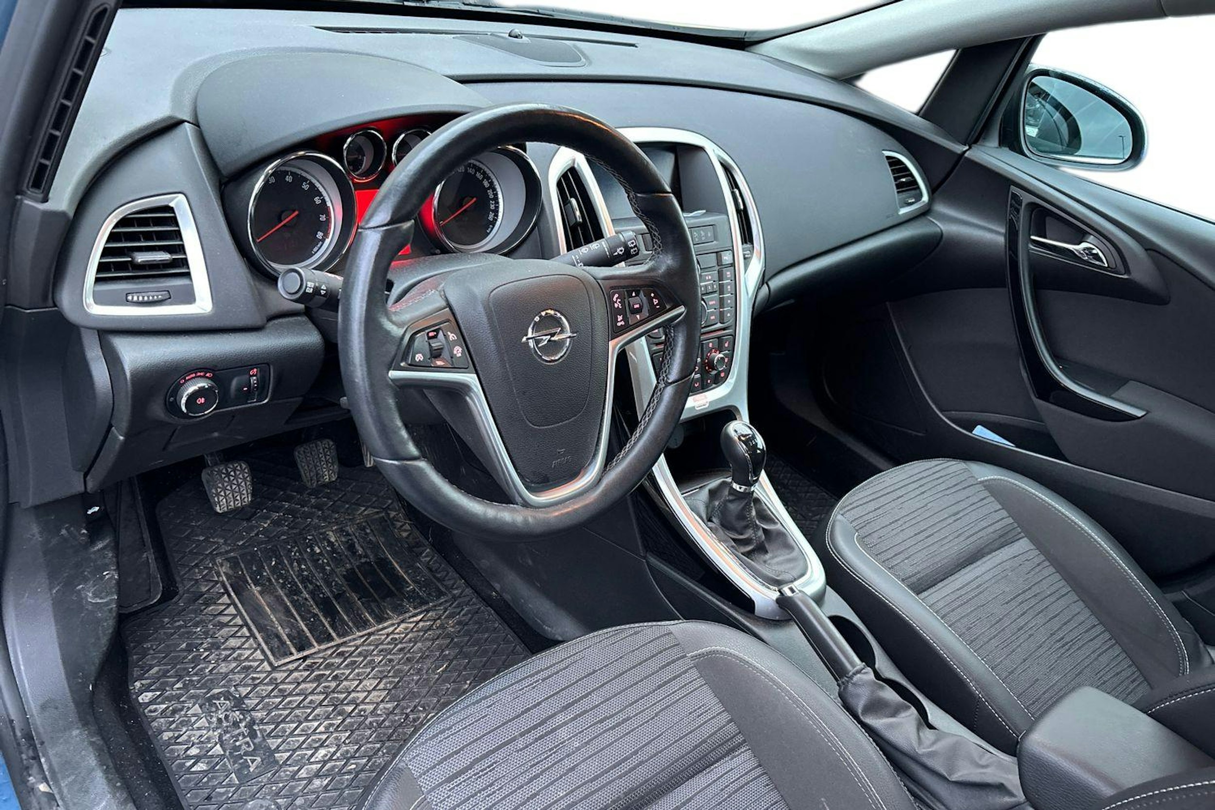 sininen Opel Astra 2015 kuva 3.