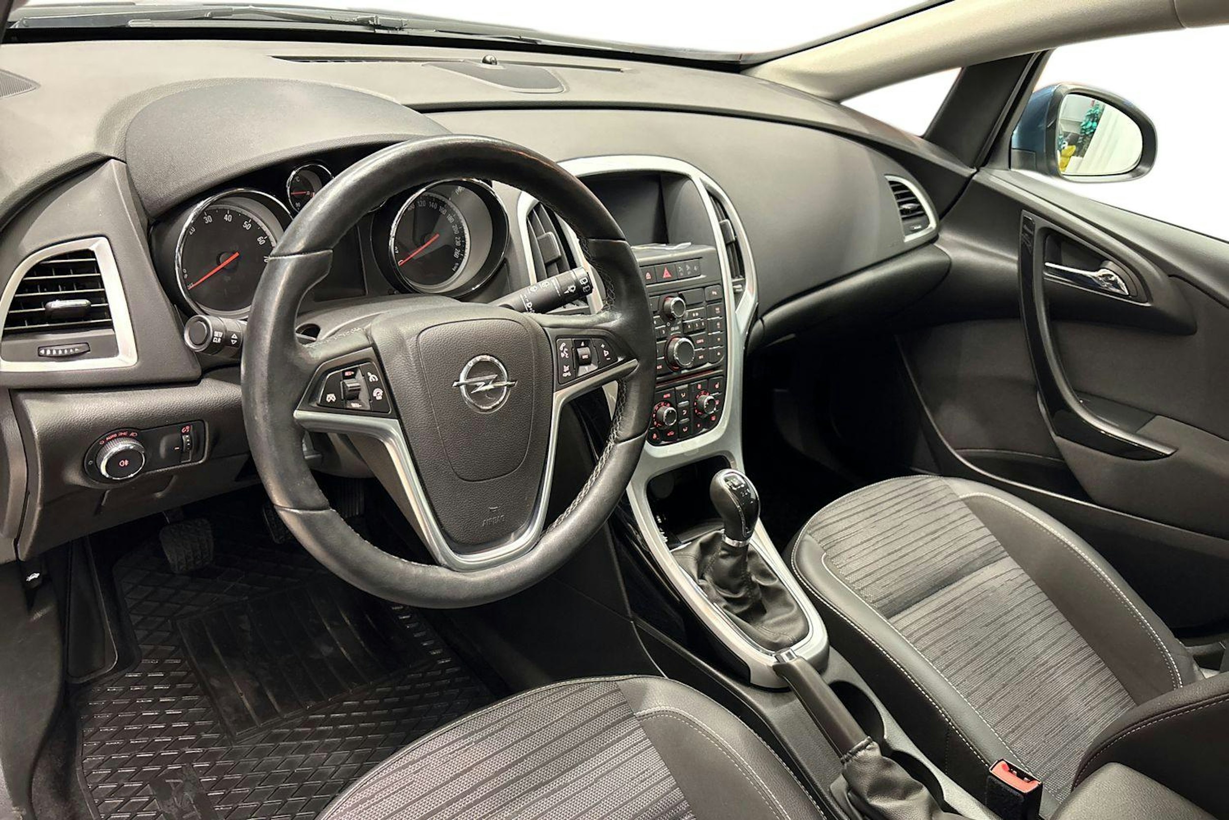 sininen Opel Astra 2015 kuva 6.