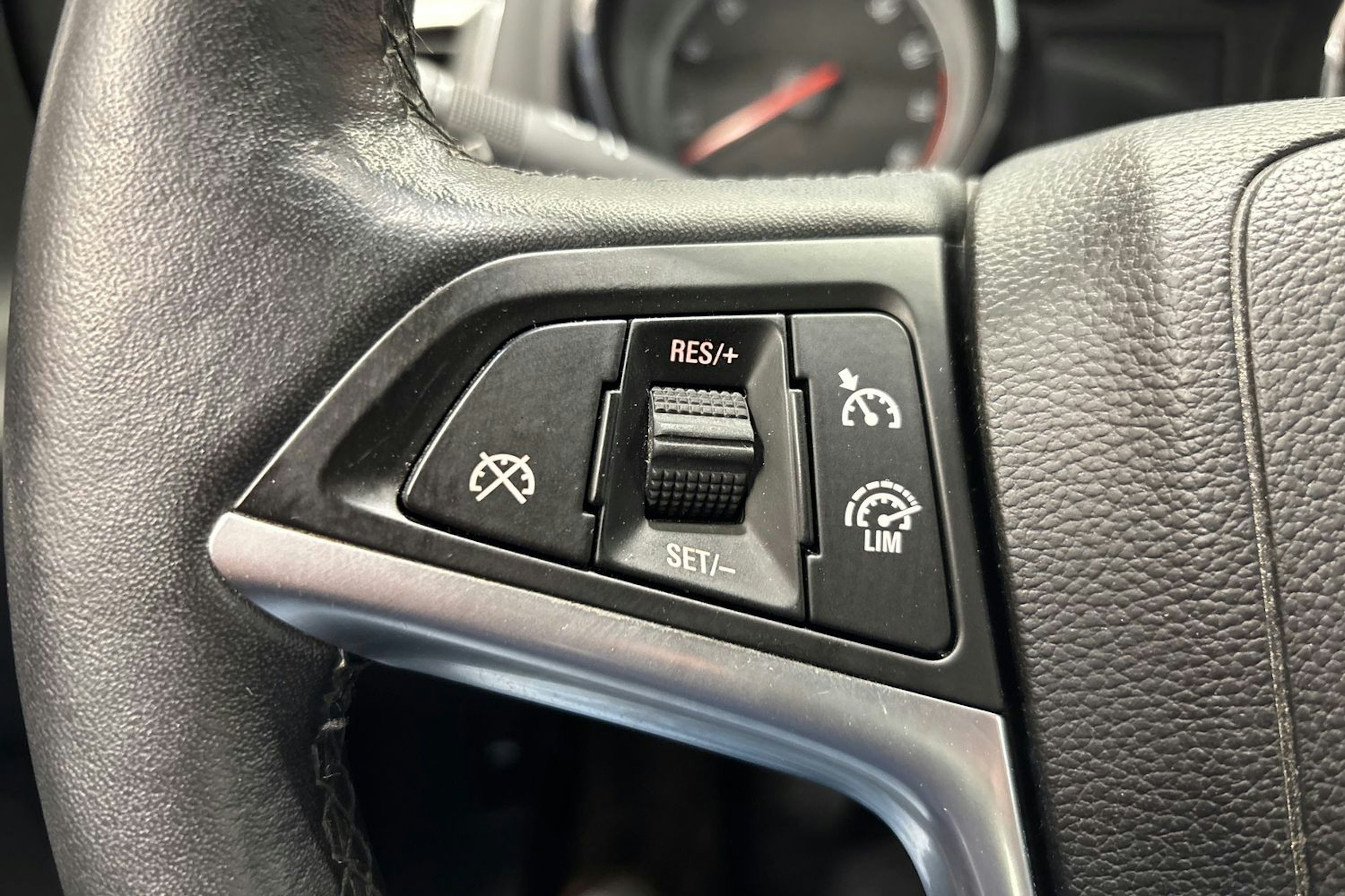 sininen Opel Astra 2015 kuva 13.