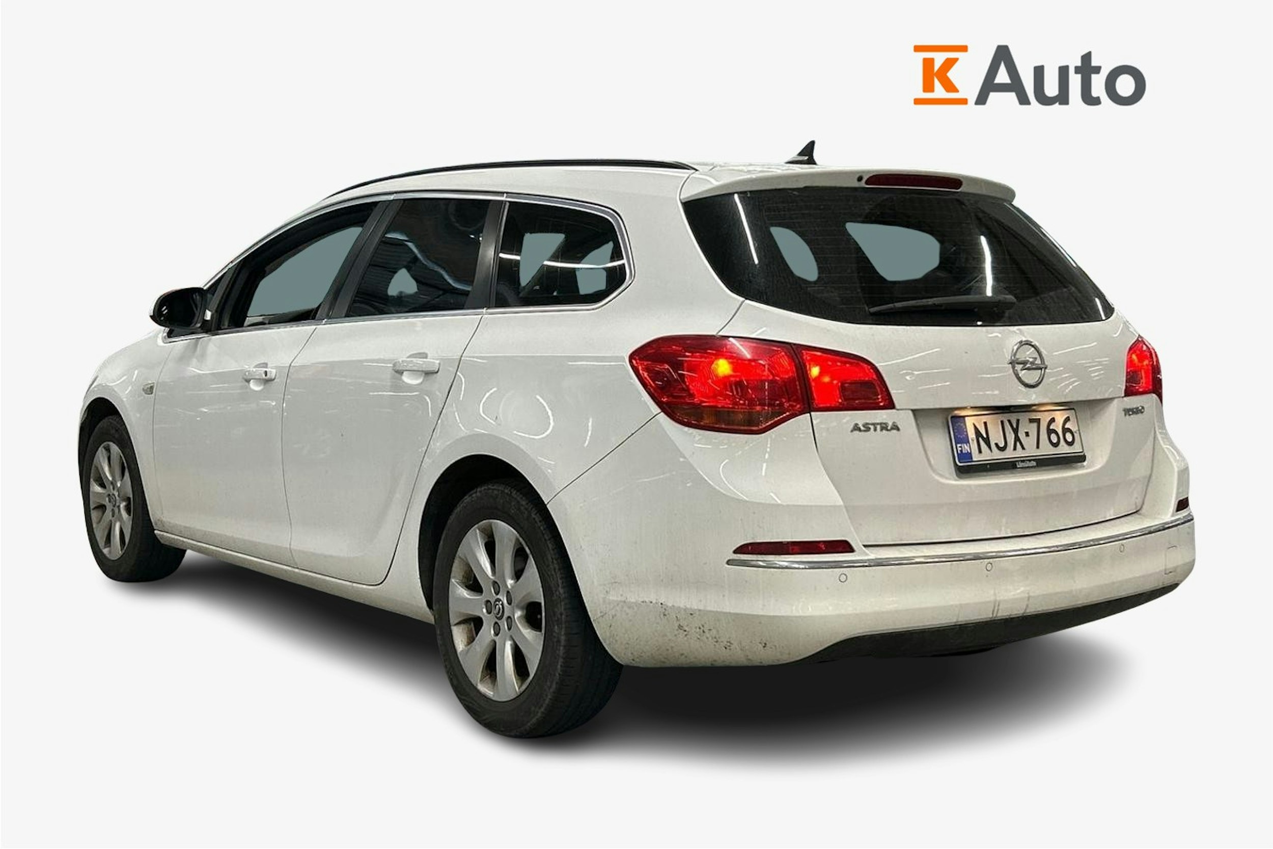 valkoinen Opel Astra 2015 kuva 2.