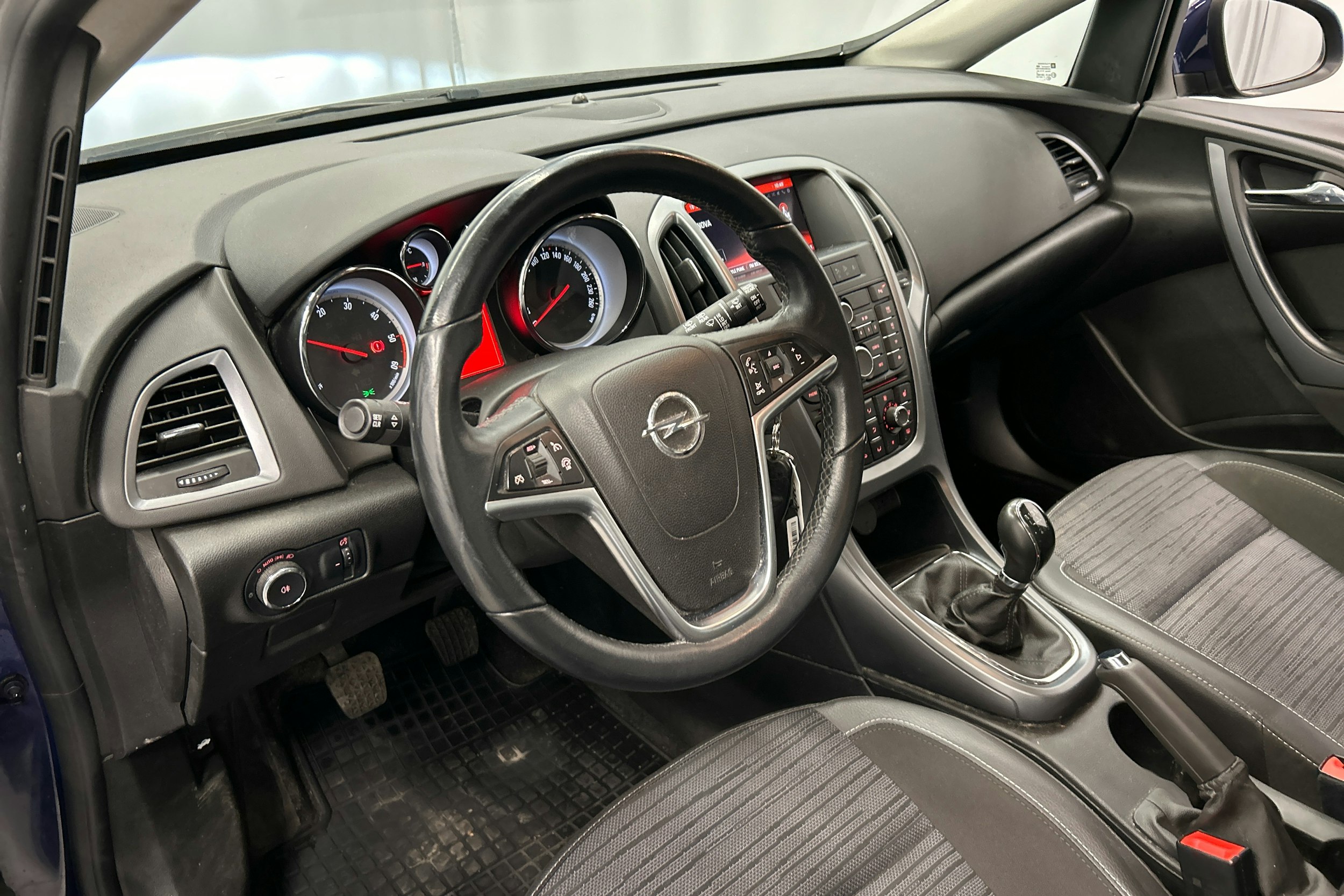 sininen Opel Astra 2015 kuva 6.