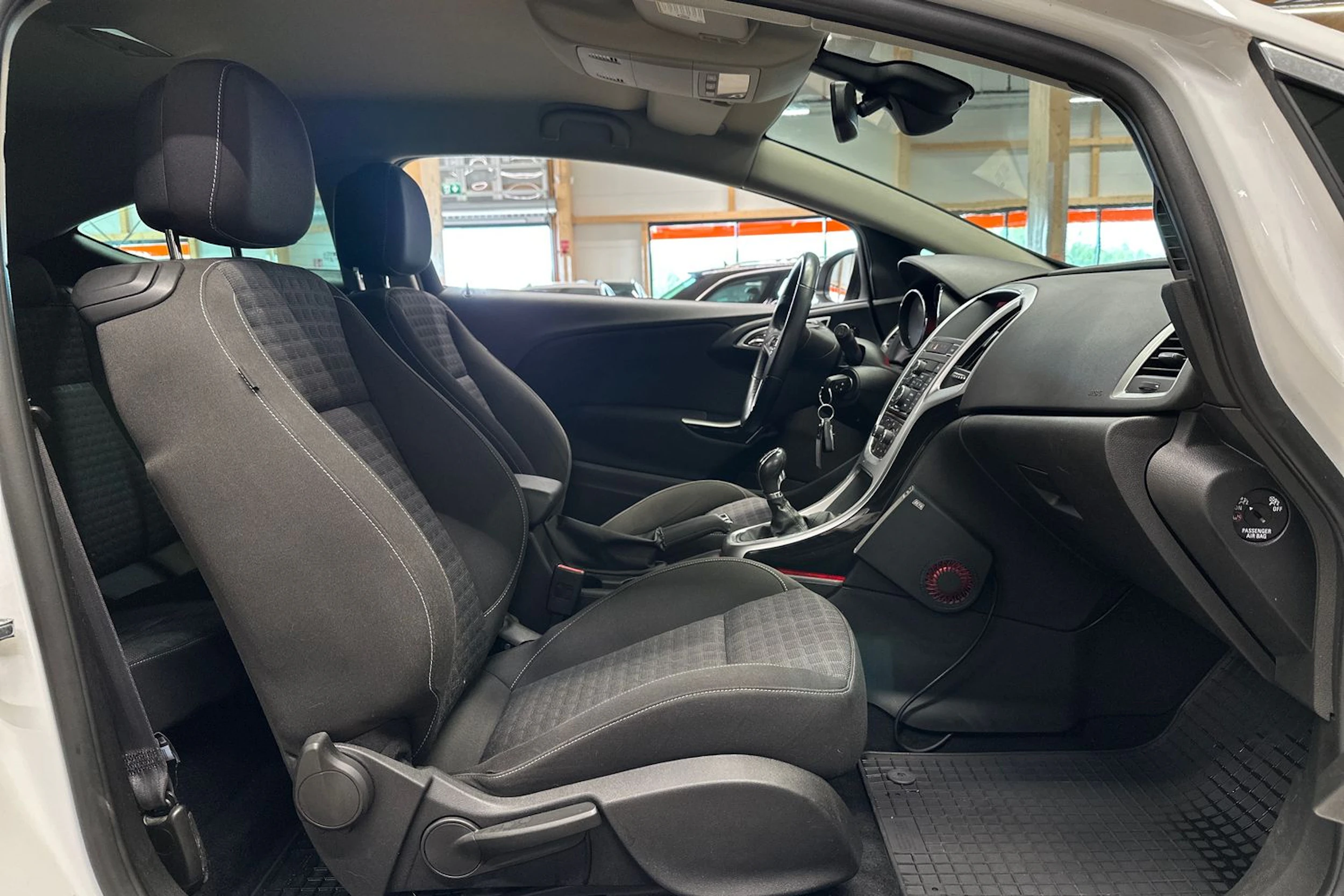 valkoinen Opel Astra 2015 kuva 11.