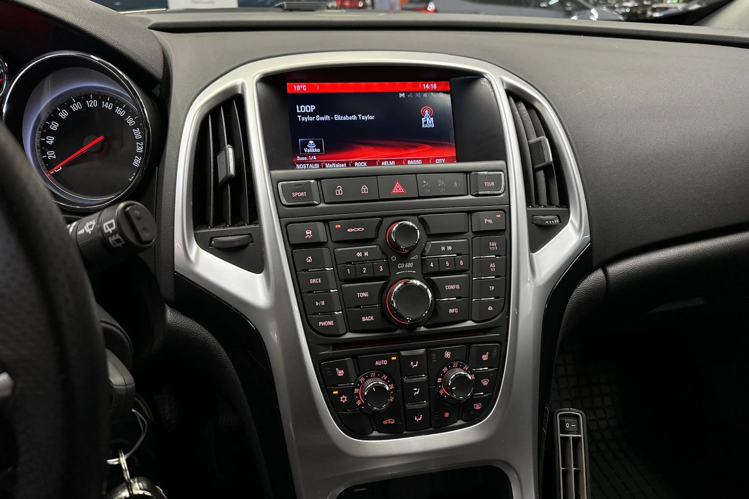 valkoinen Opel Astra 2015 kuva 14.