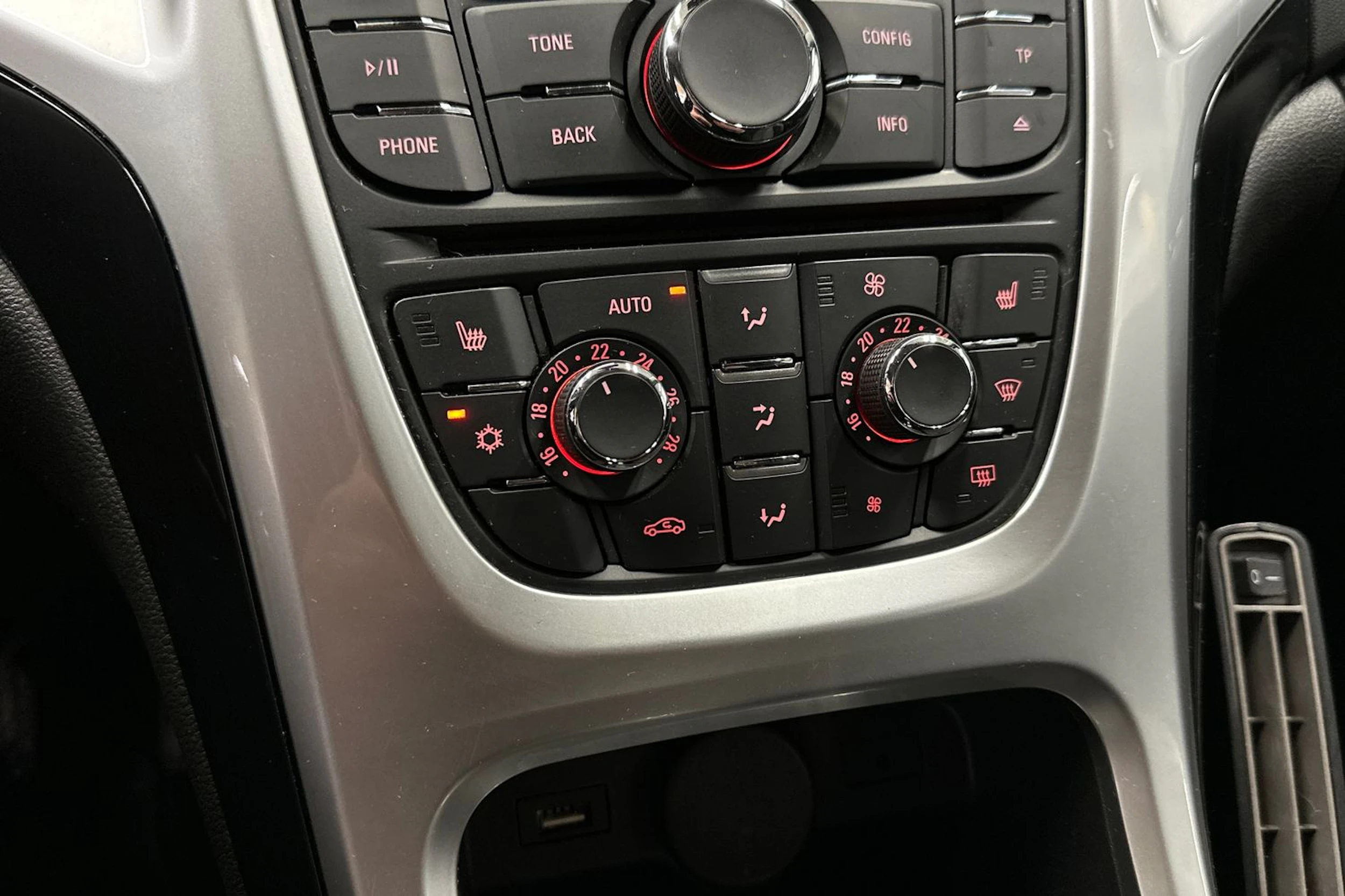 valkoinen Opel Astra 2015 kuva 15.