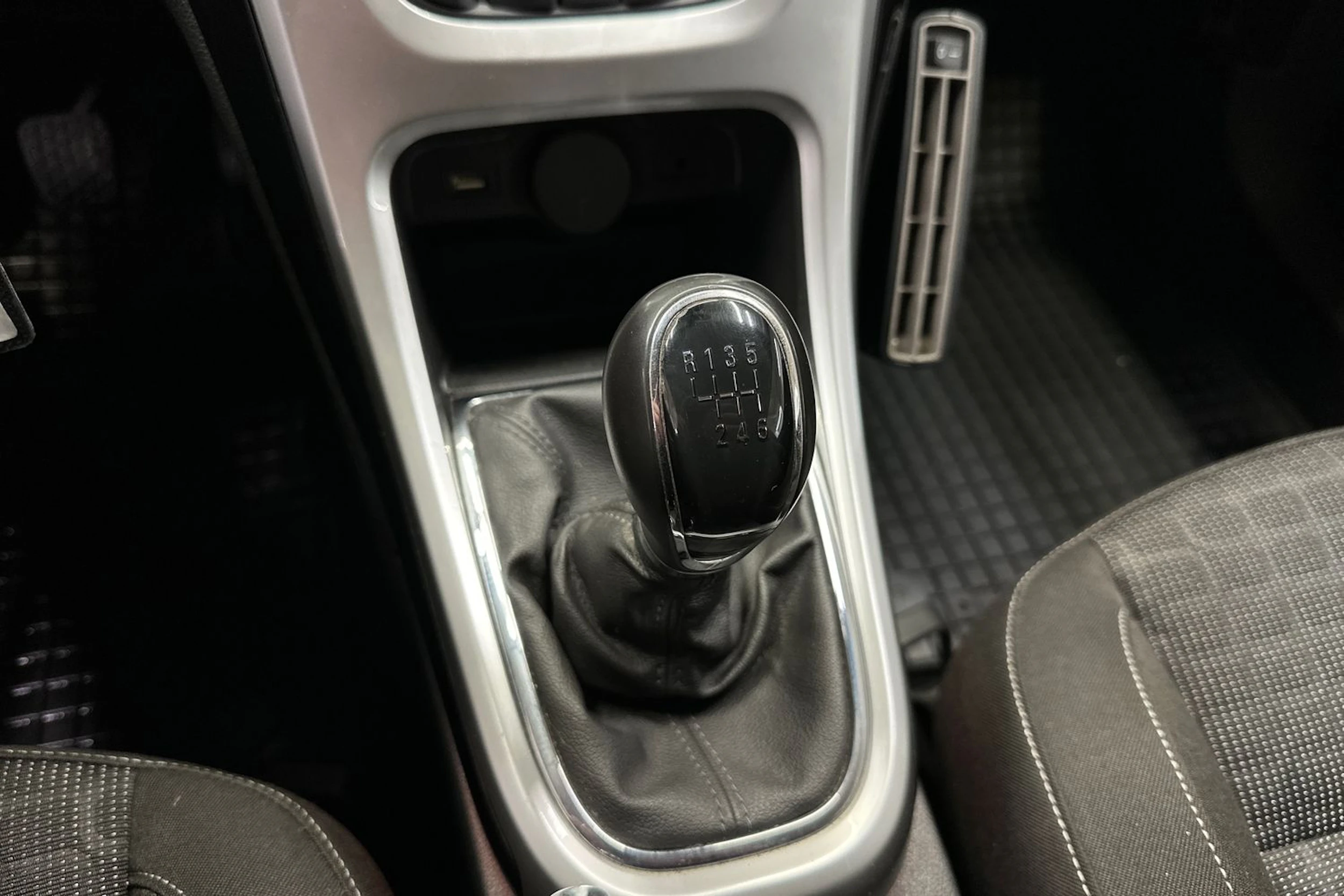 valkoinen Opel Astra 2015 kuva 16.