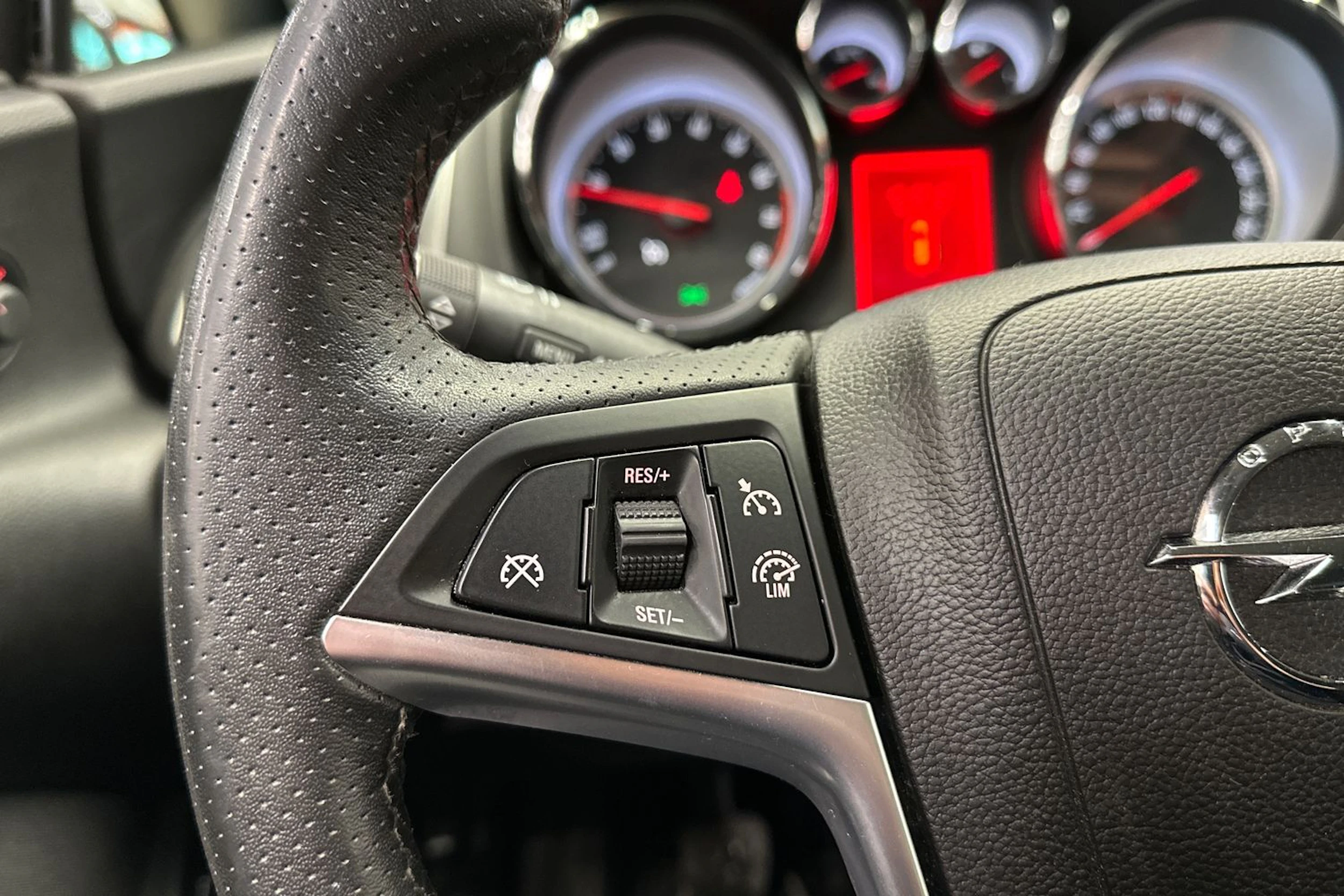 valkoinen Opel Astra 2015 kuva 19.