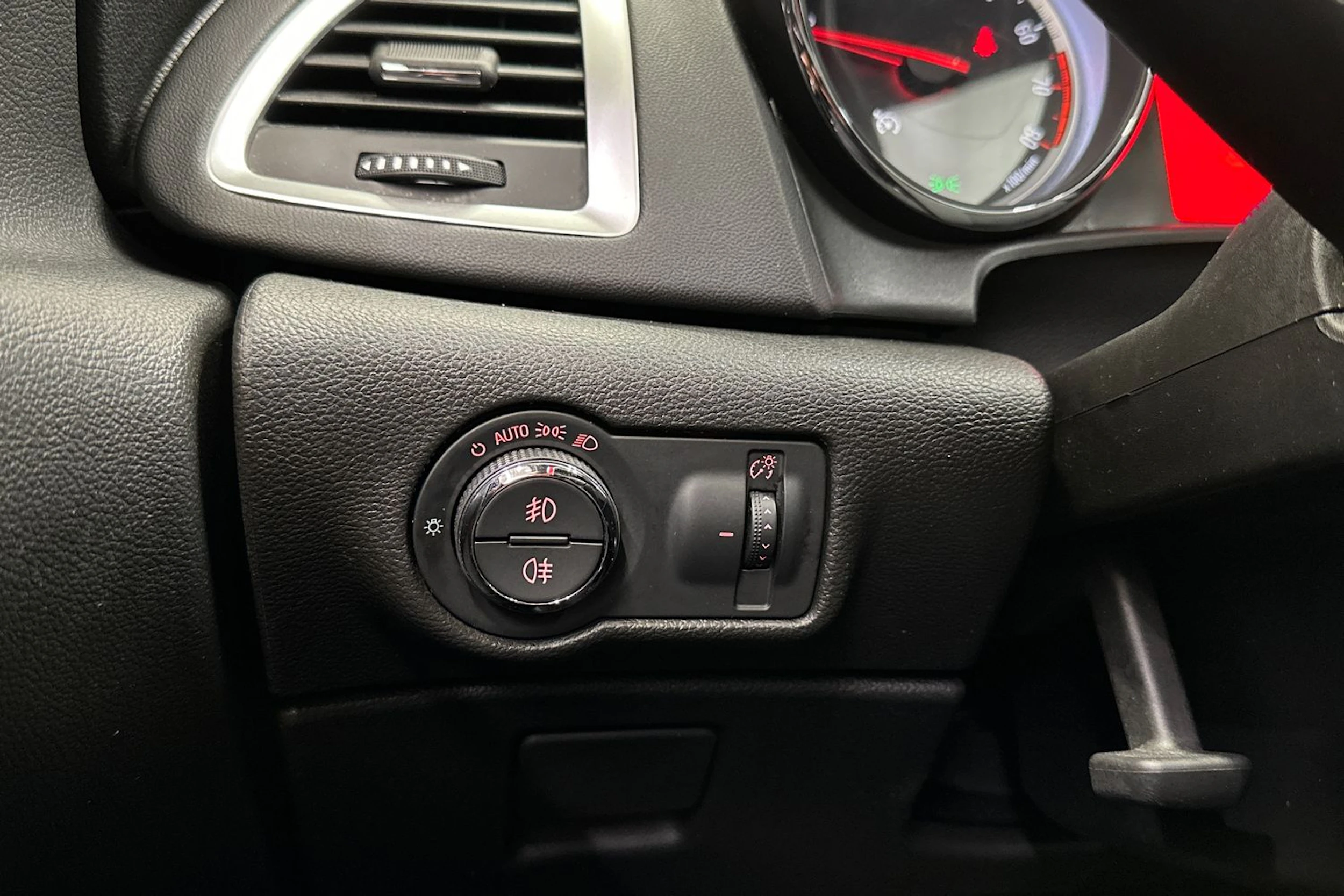 valkoinen Opel Astra 2015 kuva 21.